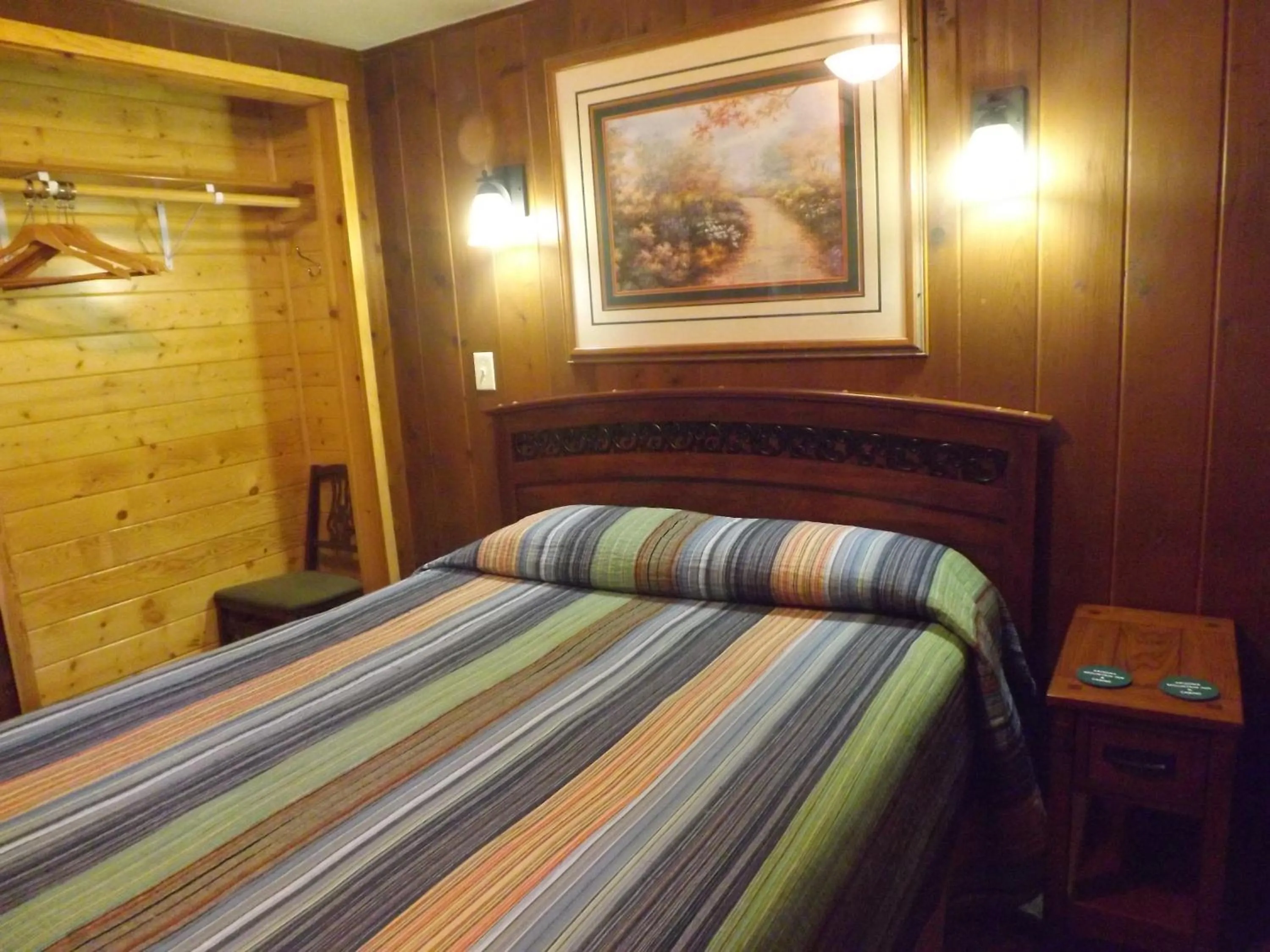 Bed in Arizona Mountain Inn & Cabins