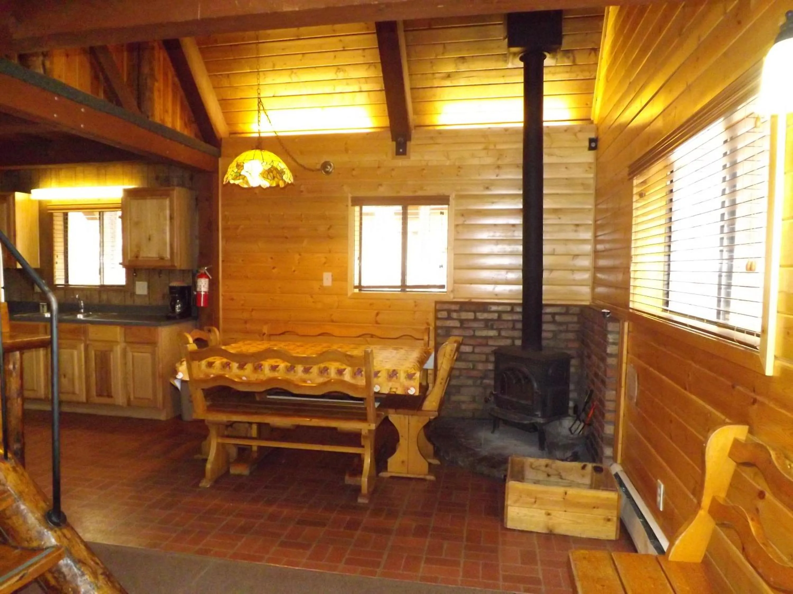 Dining area in Arizona Mountain Inn & Cabins
