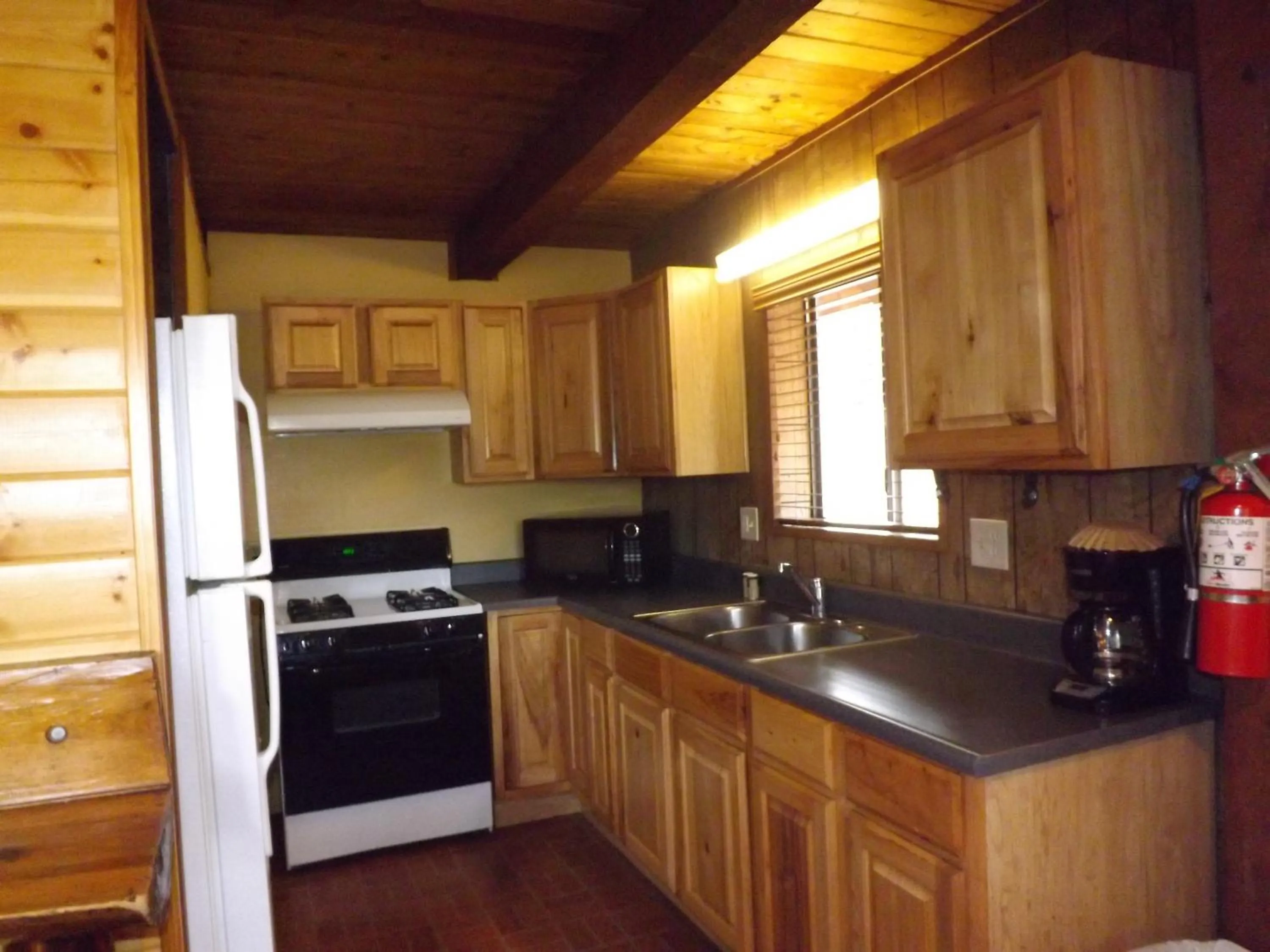 Kitchen or kitchenette in Arizona Mountain Inn & Cabins