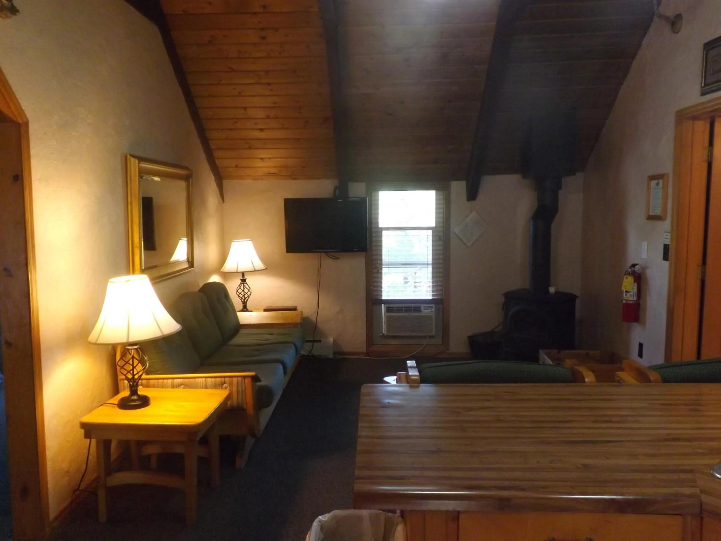 TV and multimedia in Arizona Mountain Inn & Cabins