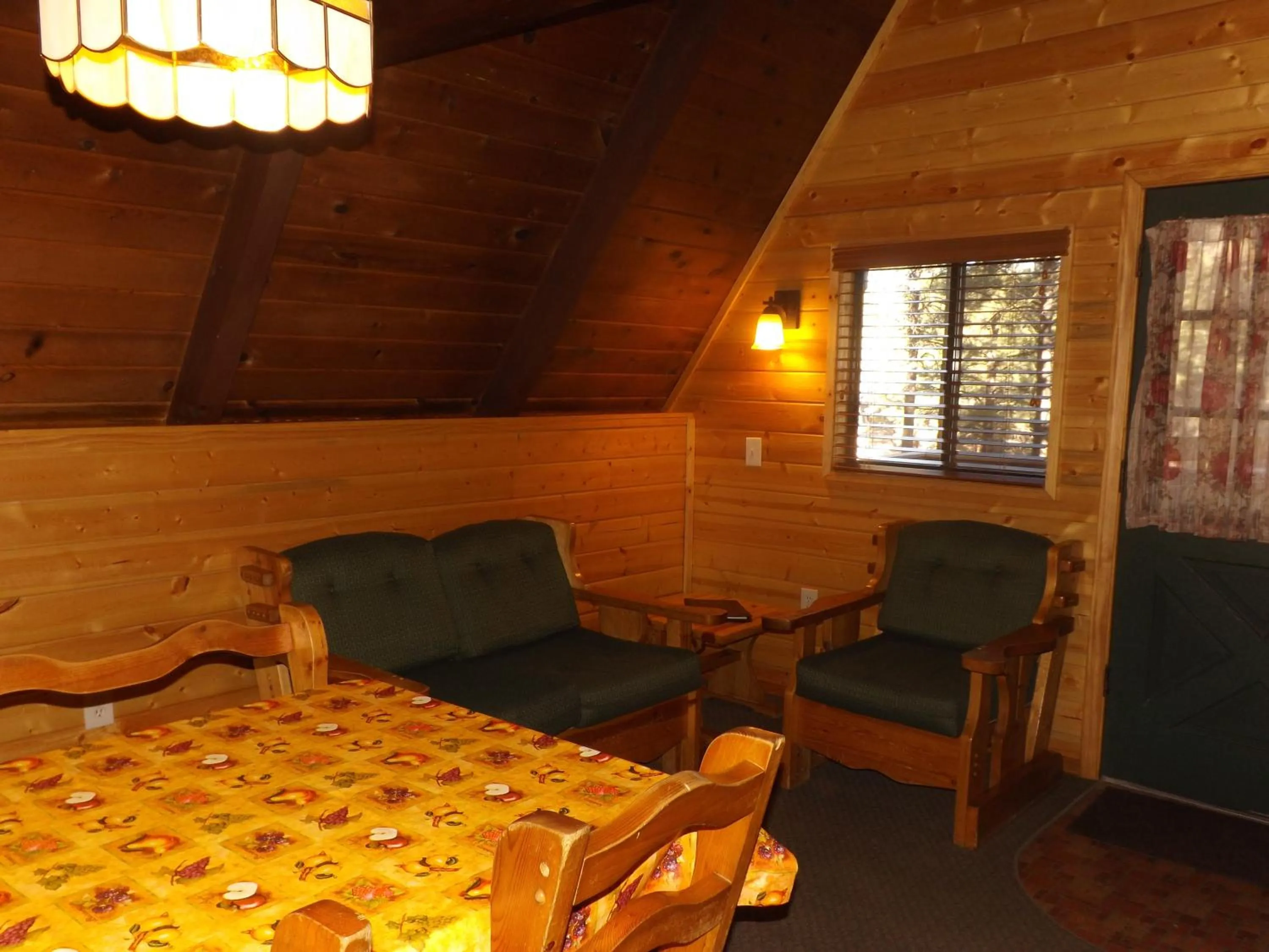 Living room in Arizona Mountain Inn & Cabins