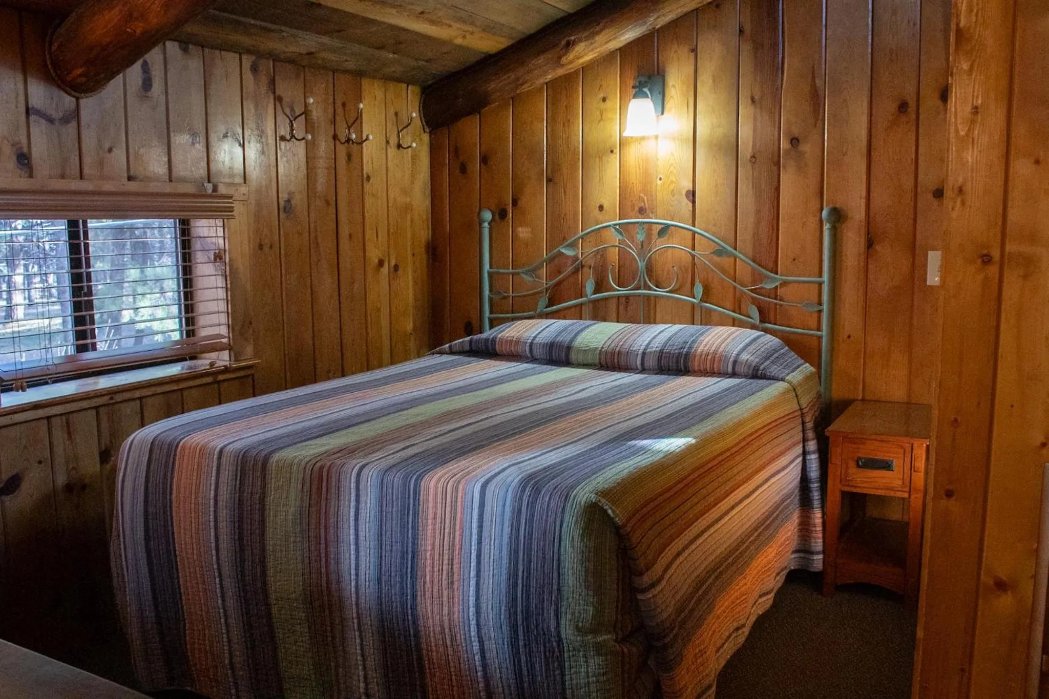 Bed in Arizona Mountain Inn & Cabins