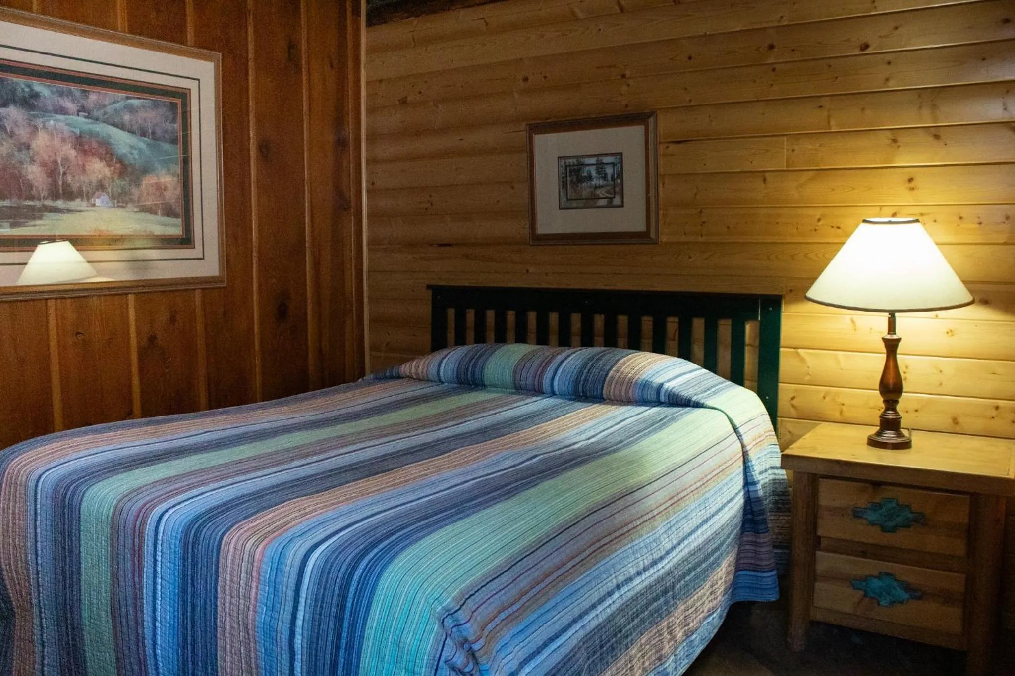 Bed in Arizona Mountain Inn & Cabins