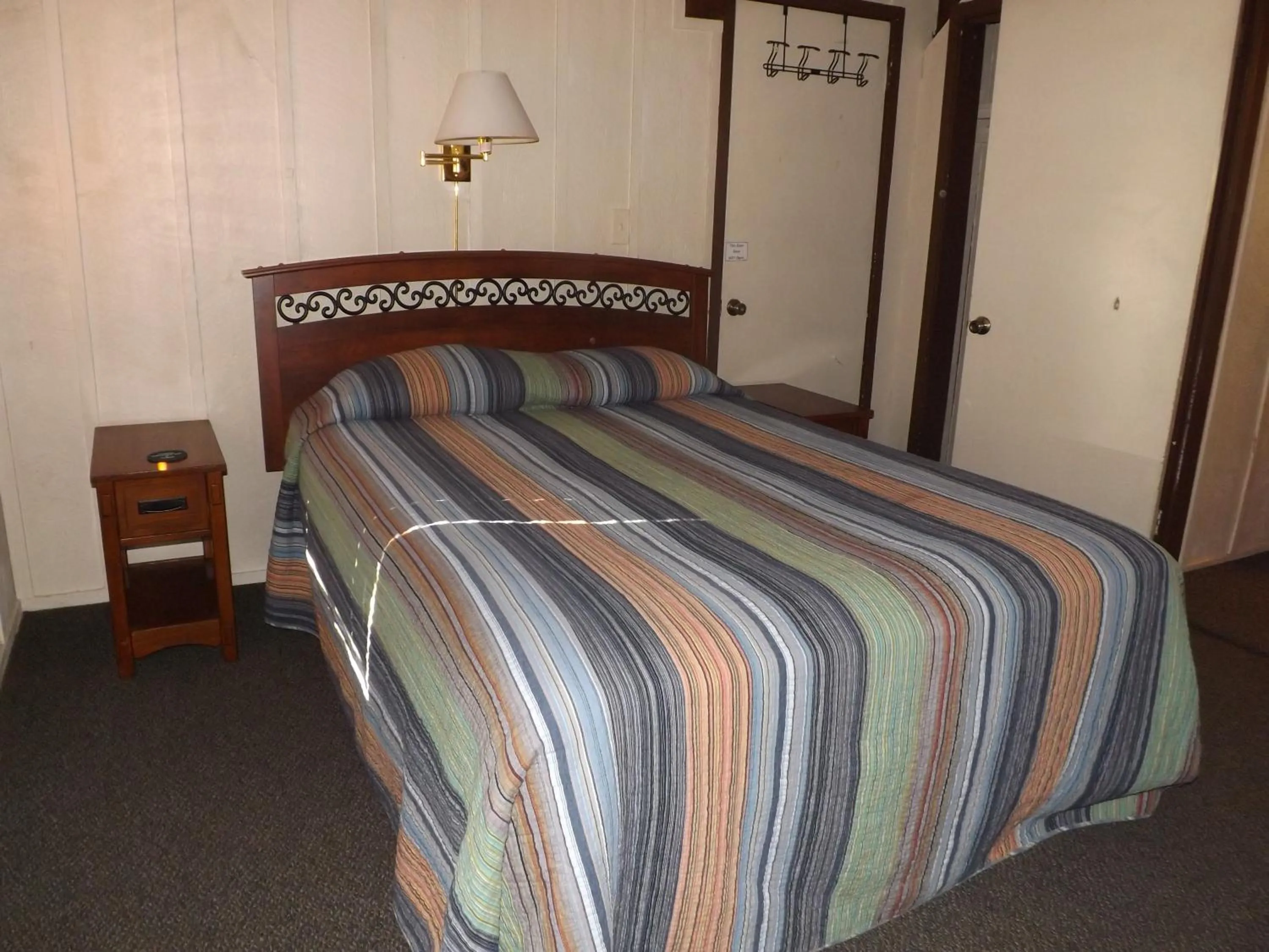 Bed in Arizona Mountain Inn & Cabins