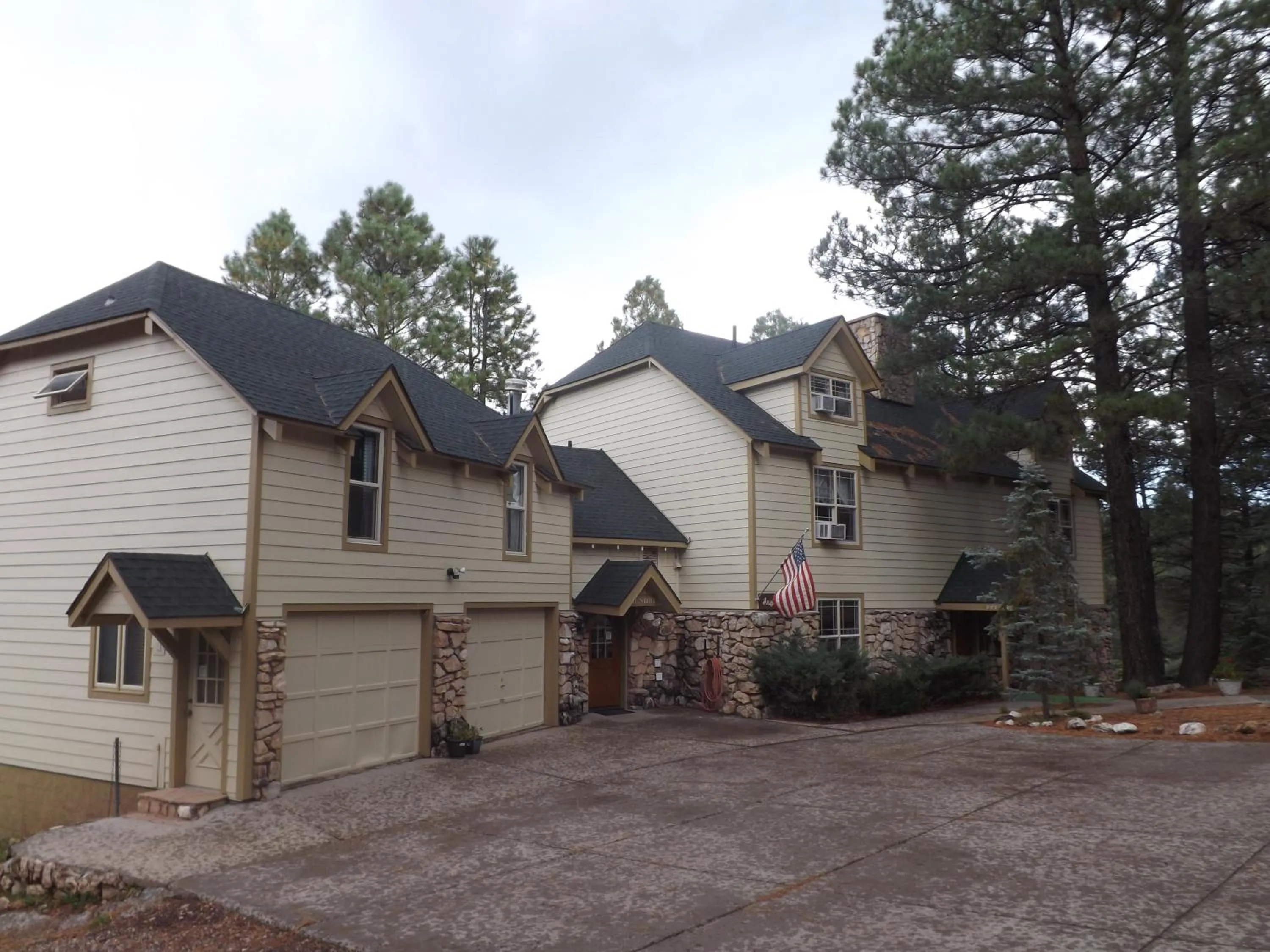Facade/entrance in Arizona Mountain Inn & Cabins