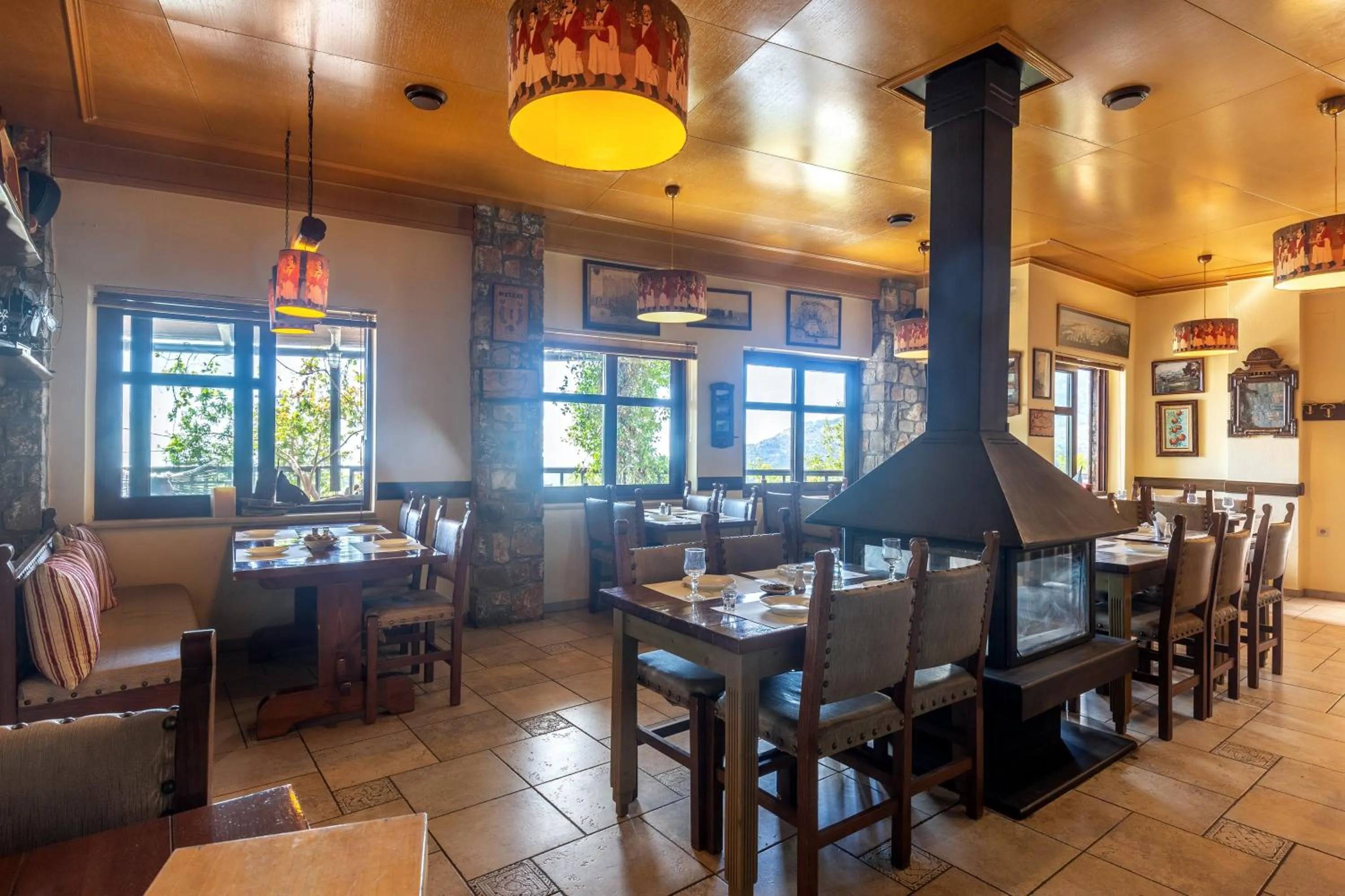 Restaurant/places to eat in Mala Villa