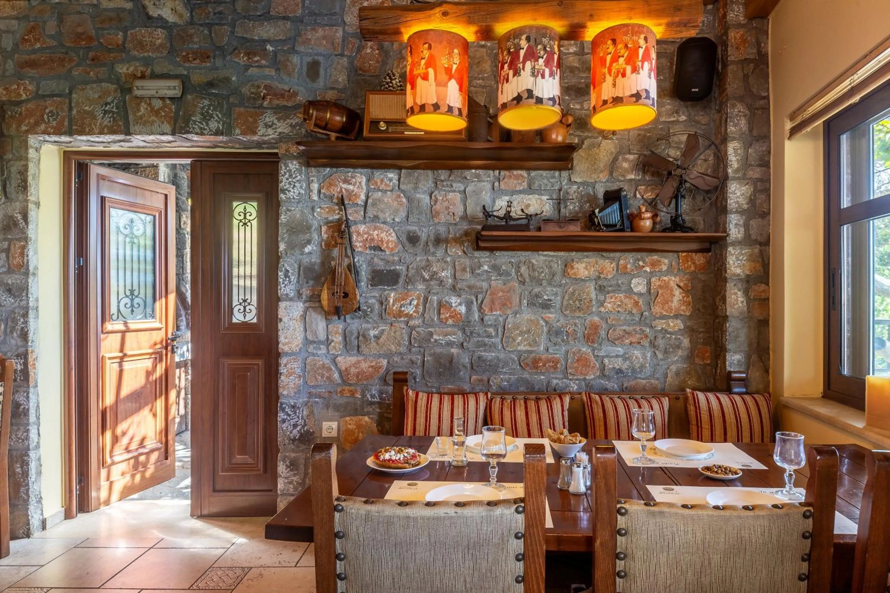 Restaurant/places to eat in Mala Villa