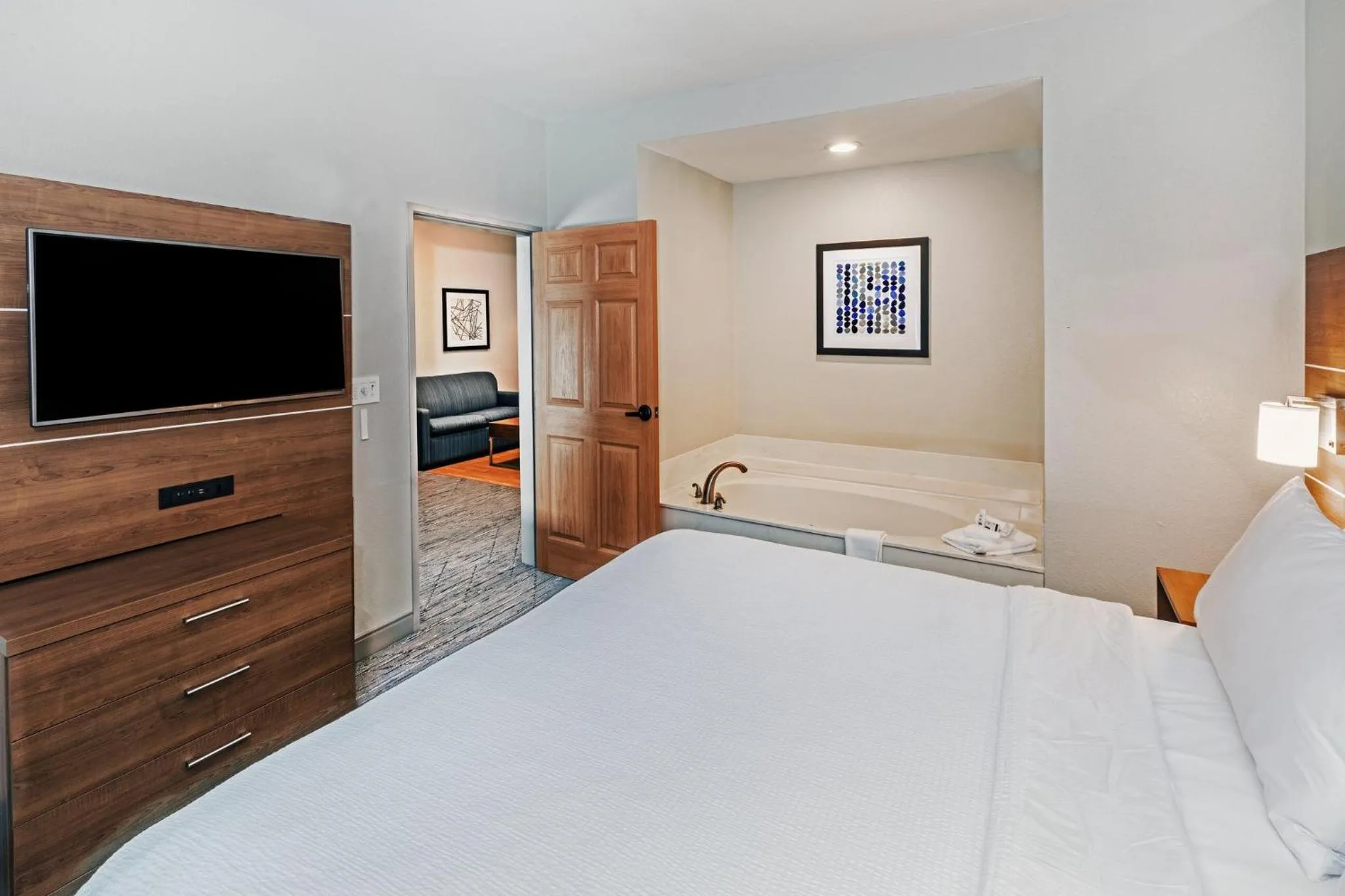 Photo of the whole room, Bed in Holiday Inn Express & Suites Tulsa S Broken Arrow Hwy 51 by IHG