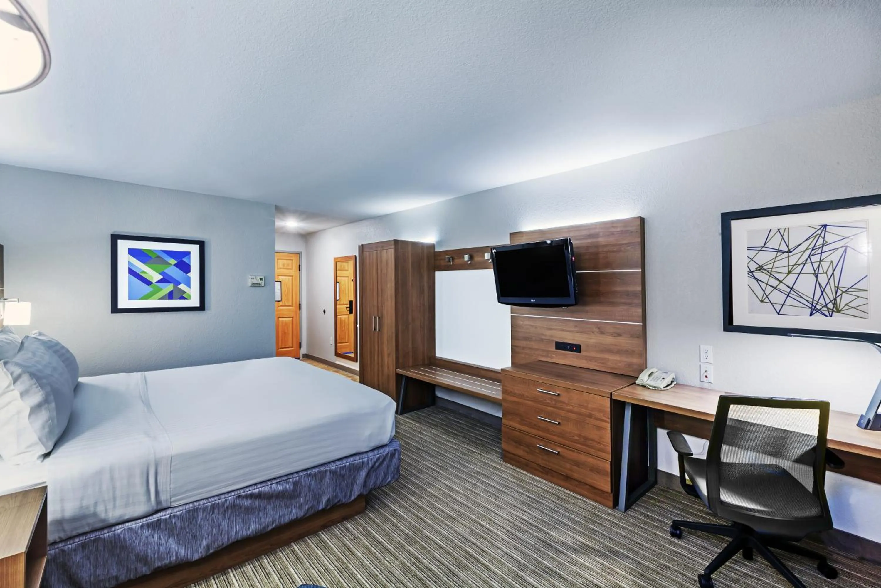 Bed in Holiday Inn Express & Suites Tulsa S Broken Arrow Hwy 51 by IHG