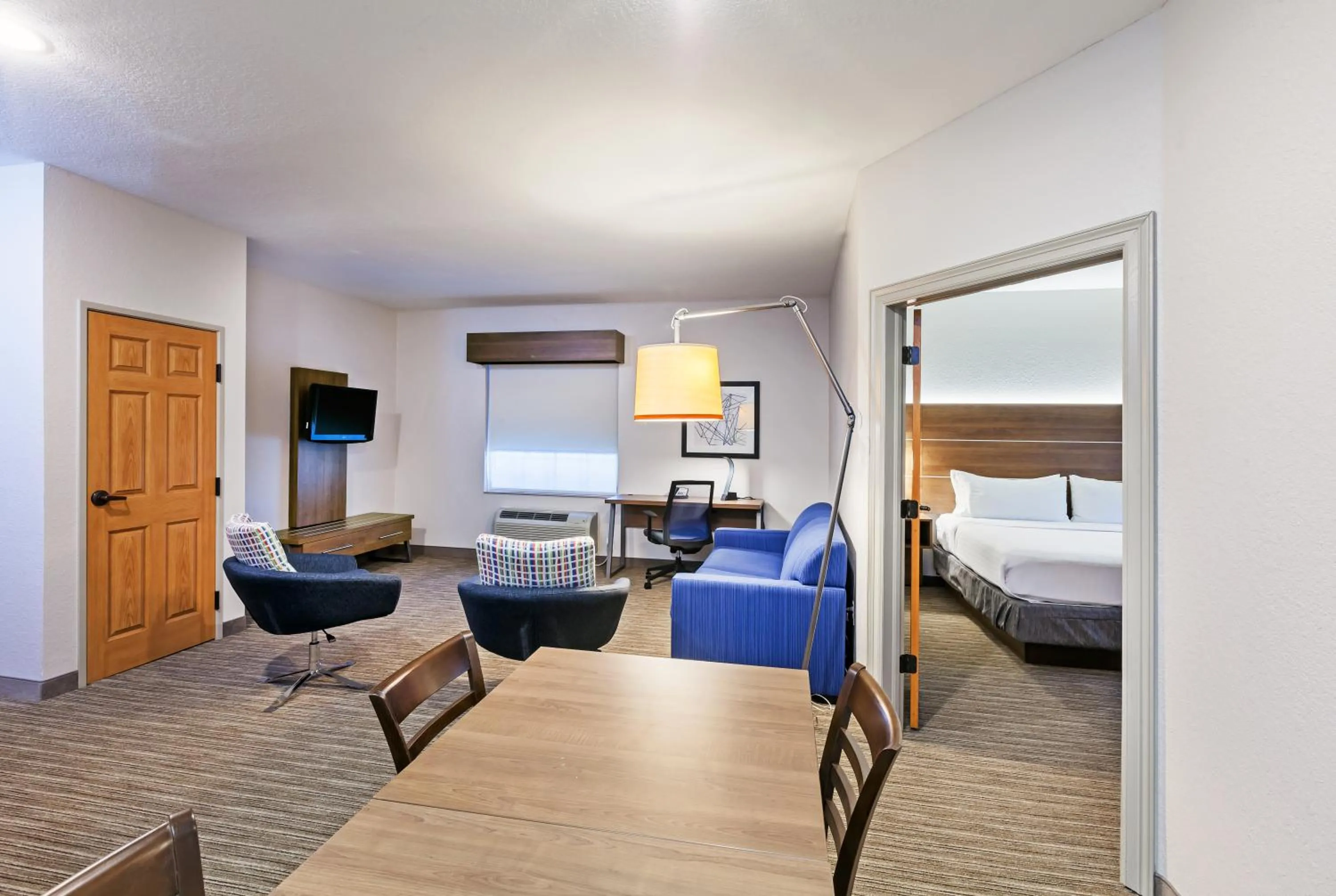 Living room, Bed in Holiday Inn Express & Suites Tulsa S Broken Arrow Hwy 51 by IHG