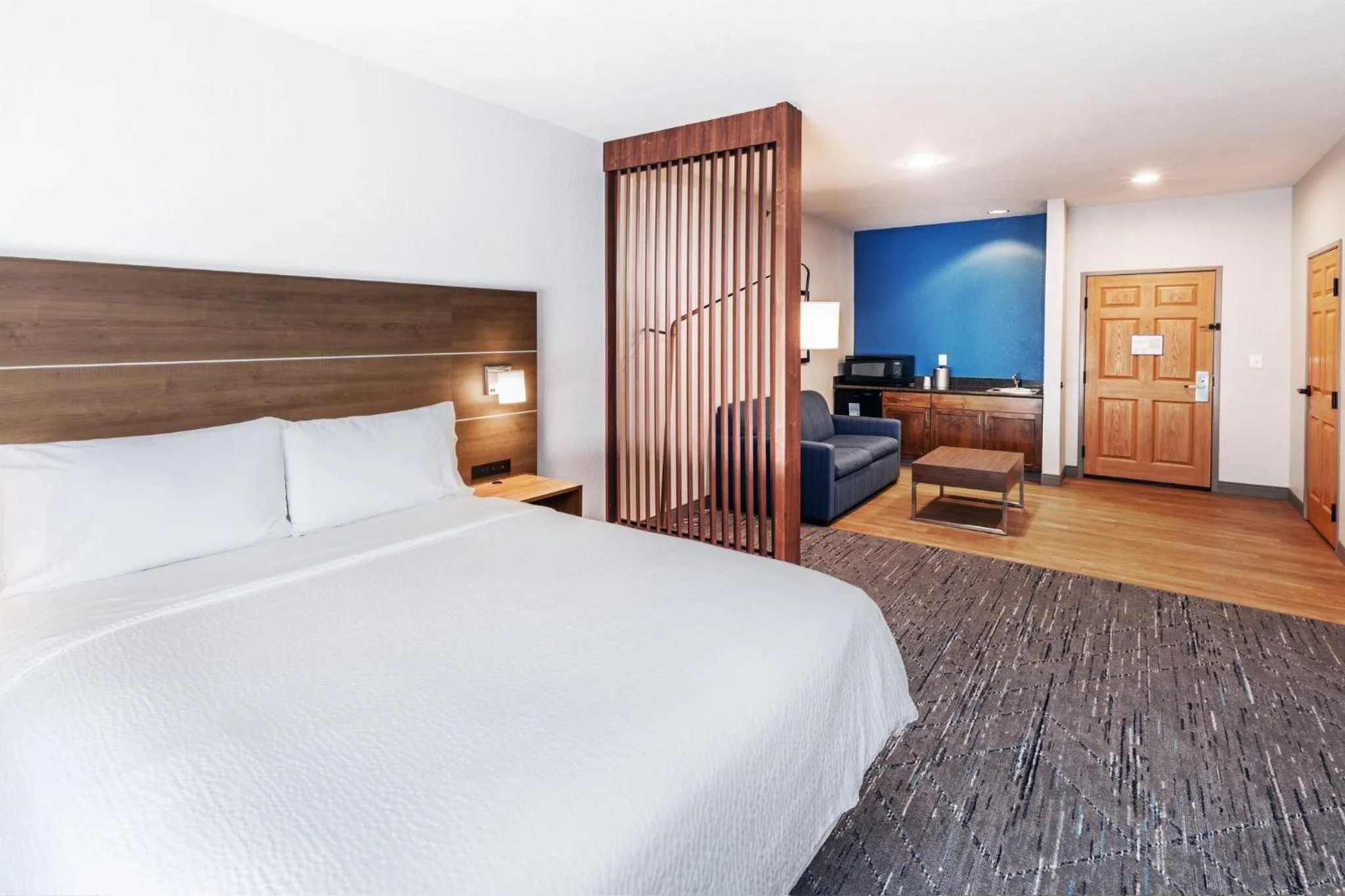 Photo of the whole room, Bed in Holiday Inn Express & Suites Tulsa S Broken Arrow Hwy 51 by IHG