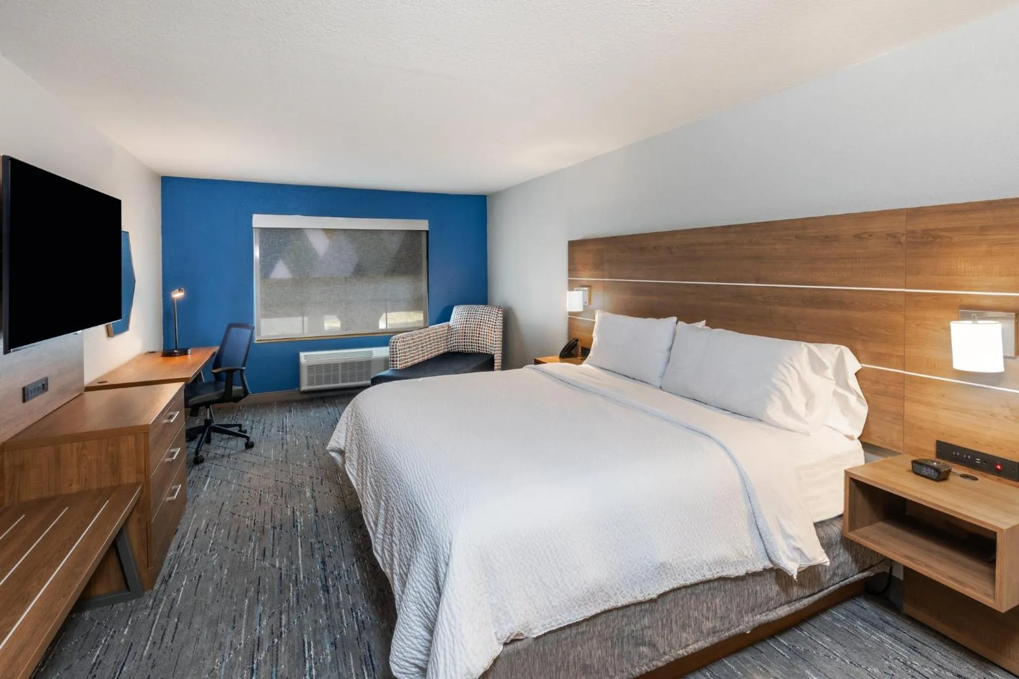 Photo of the whole room, Bed in Holiday Inn Express & Suites Tulsa S Broken Arrow Hwy 51 by IHG