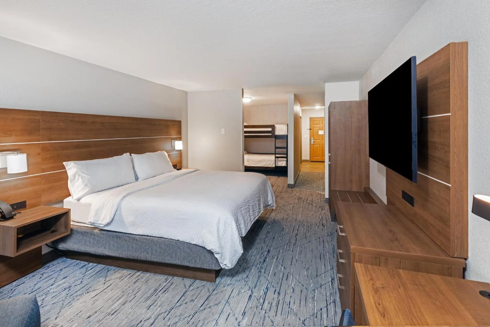 Photo of the whole room, Bed in Holiday Inn Express & Suites Tulsa S Broken Arrow Hwy 51 by IHG