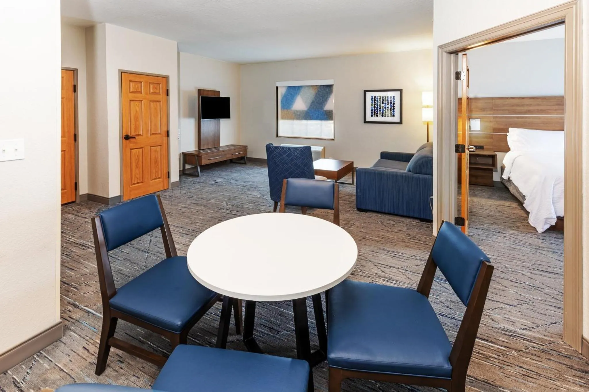 Photo of the whole room, Bed in Holiday Inn Express & Suites Tulsa S Broken Arrow Hwy 51 by IHG