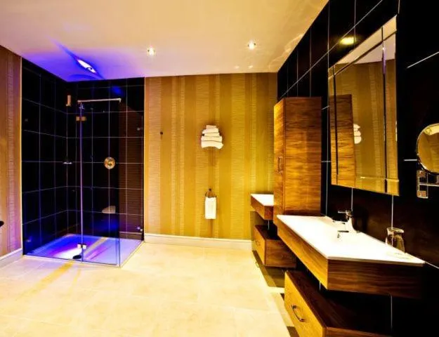 Bathroom in Hillgrove Hotel, Leisure & Spa