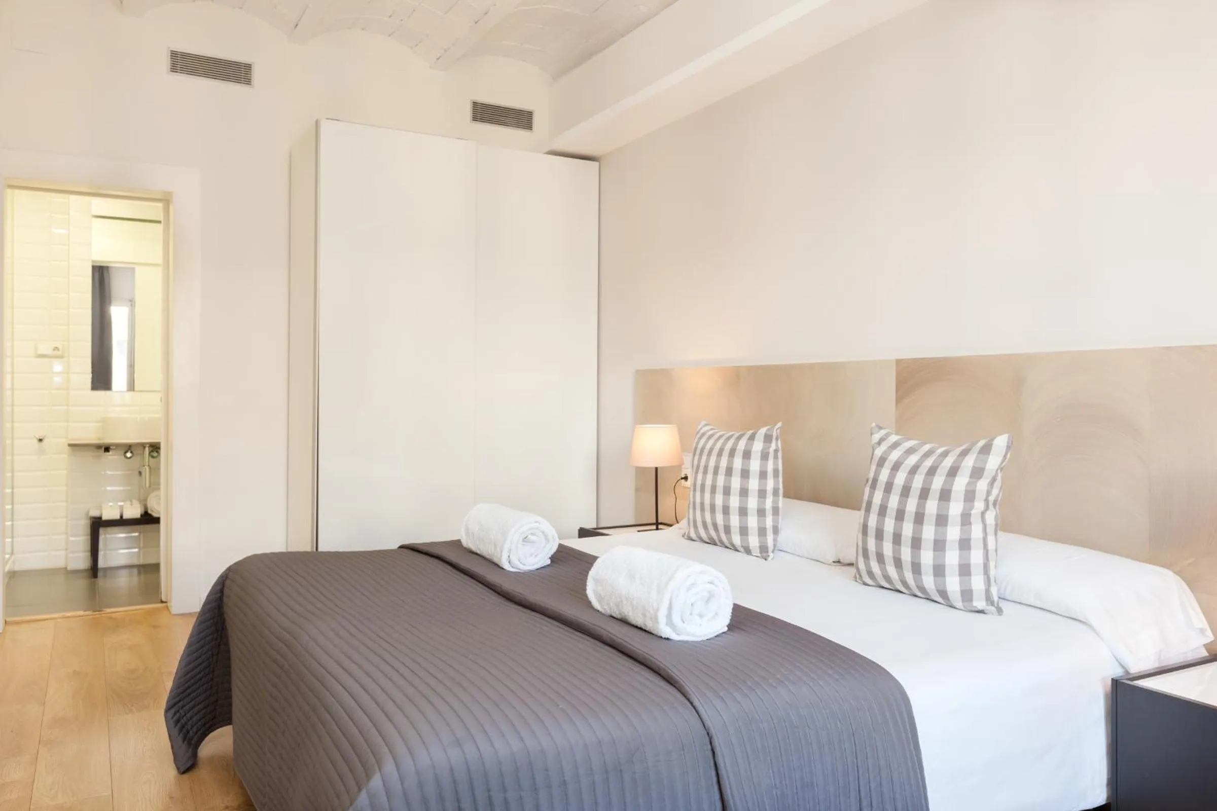 Bathroom, Bed in Rent Top Apartments Rambla Catalunya
