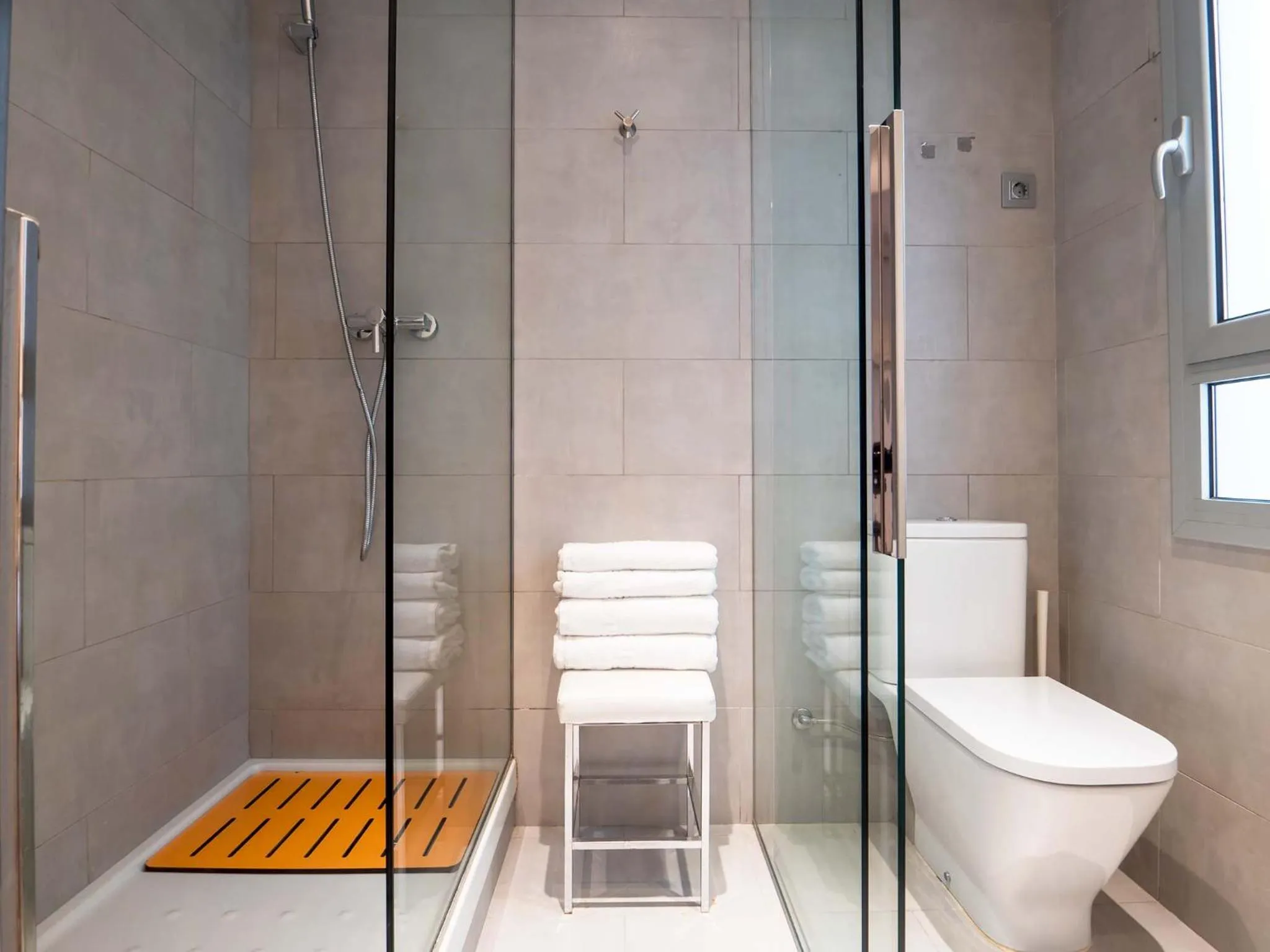 Shower in Rent Top Apartments Rambla Catalunya