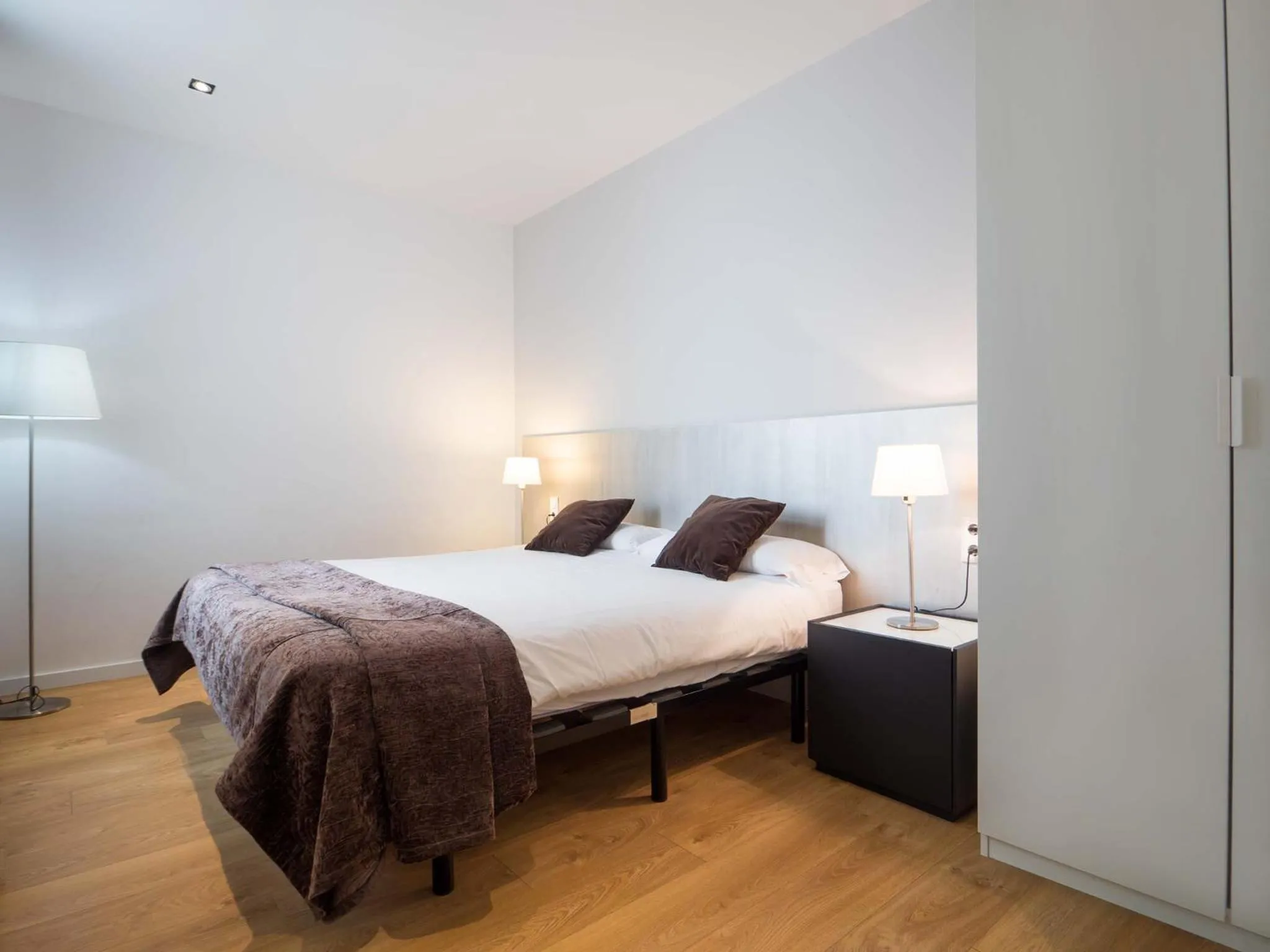 Bedroom, Bed in Rent Top Apartments Rambla Catalunya