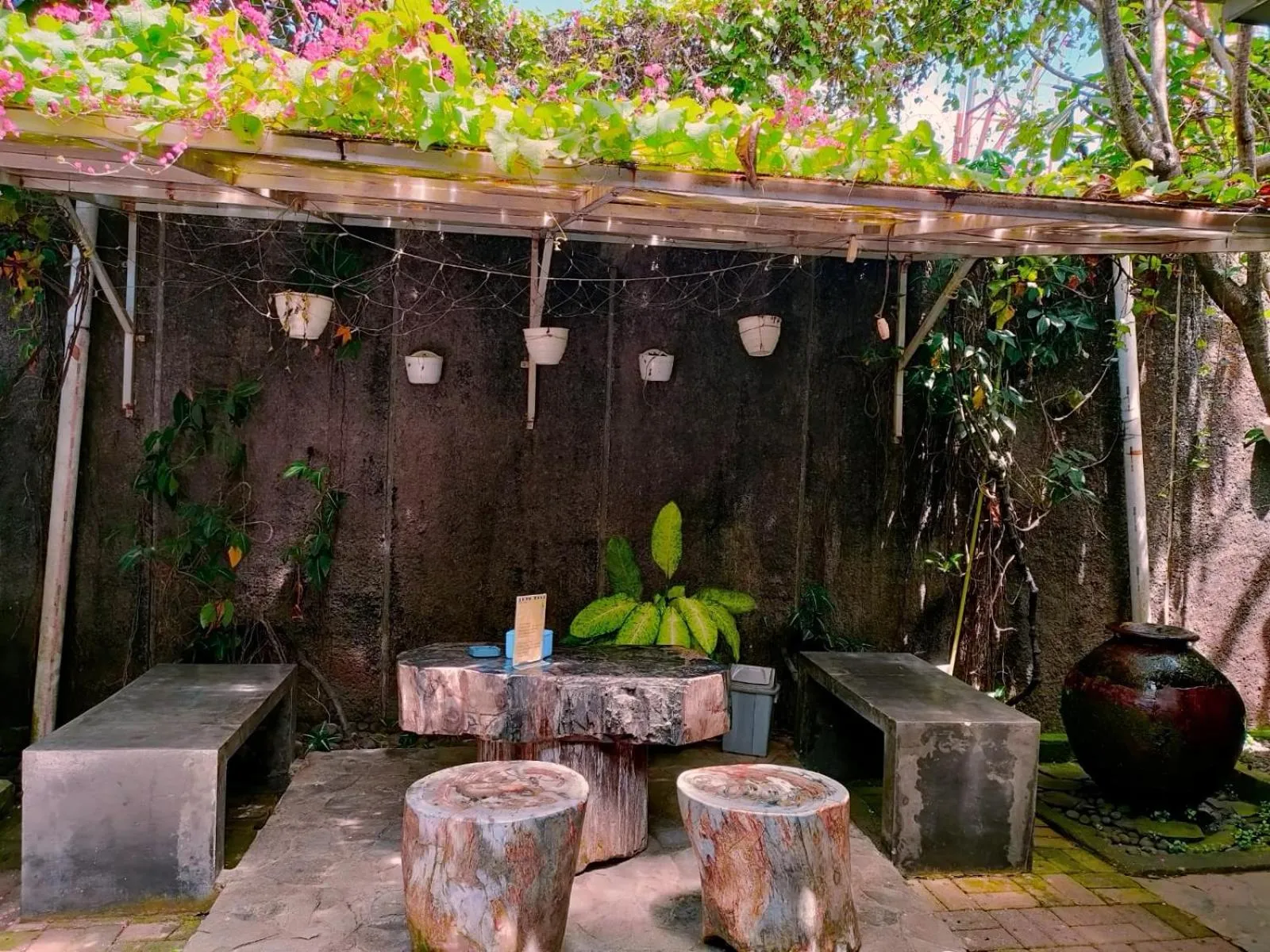 Communal lounge/ TV room in Jeng Tini Guest House