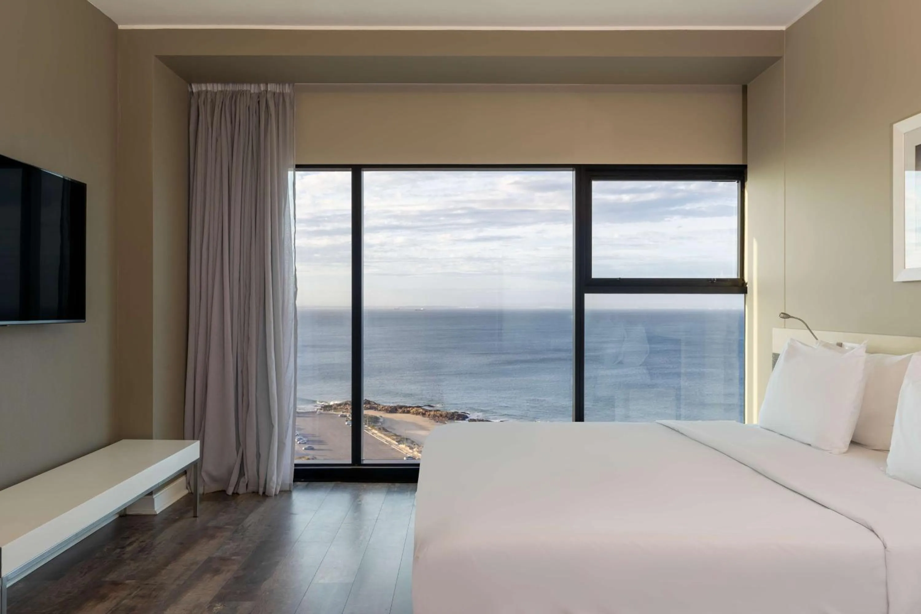 View (from property/room), Bed in Radisson Blu Hotel, Port Elizabeth