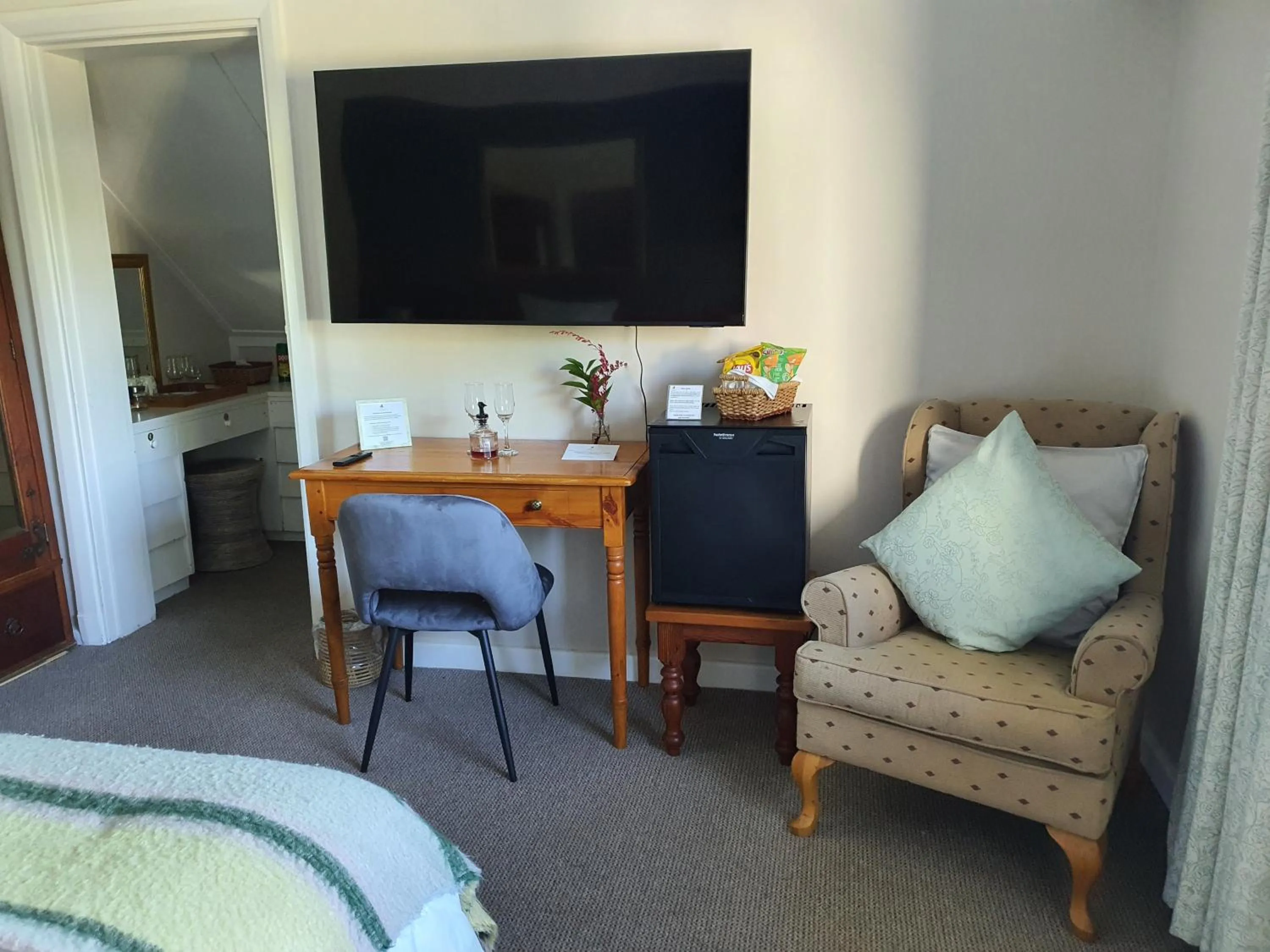 TV and multimedia in Wild Olive Guest House & Villa