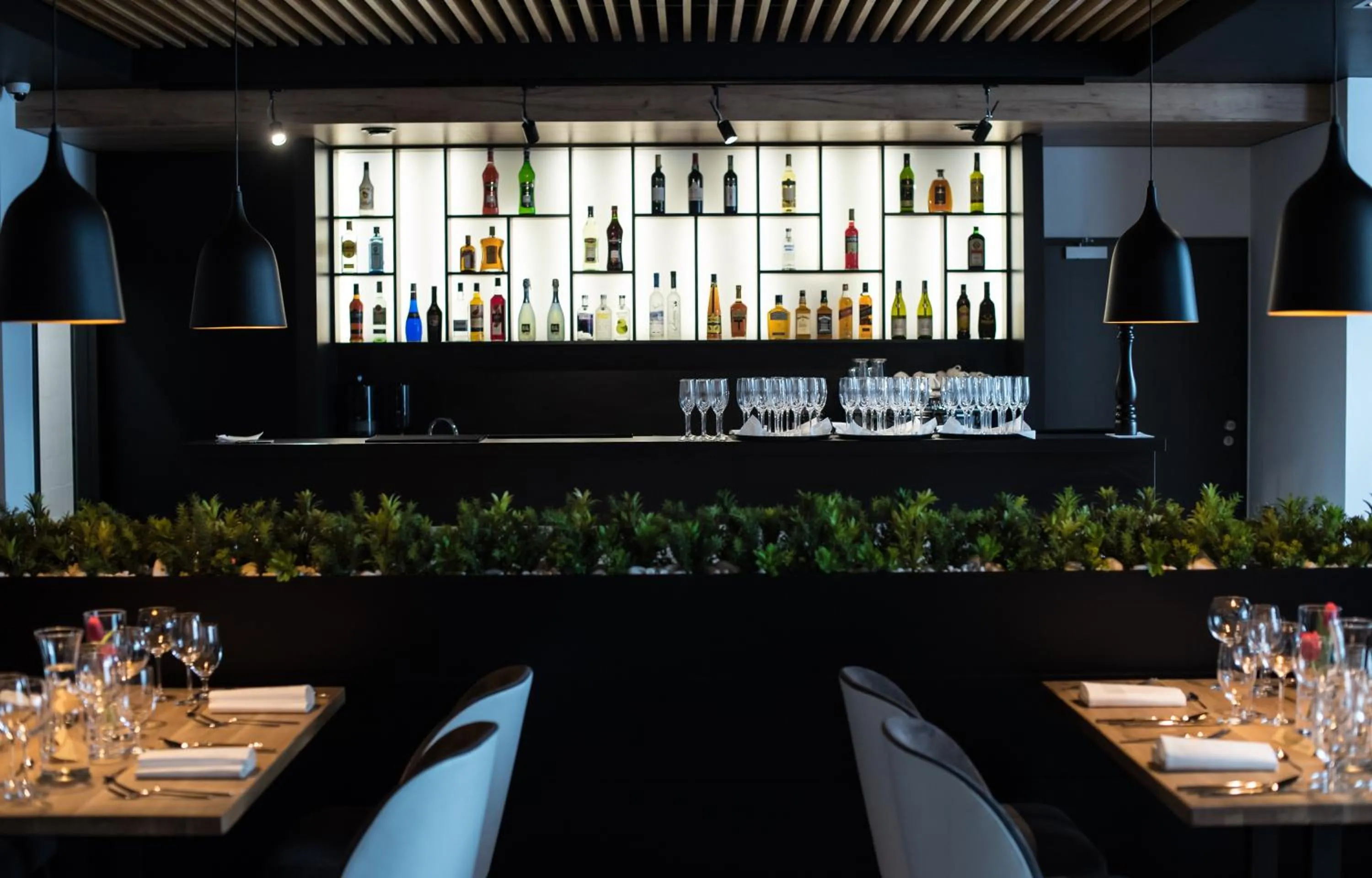 Restaurant/places to eat in Hotel Limanova