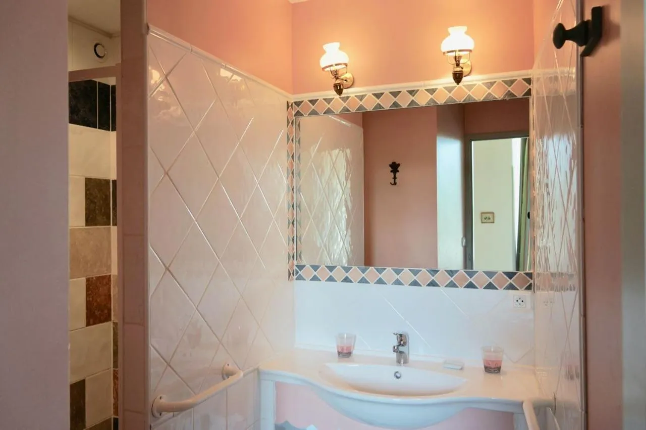Bathroom in La Rougeanne