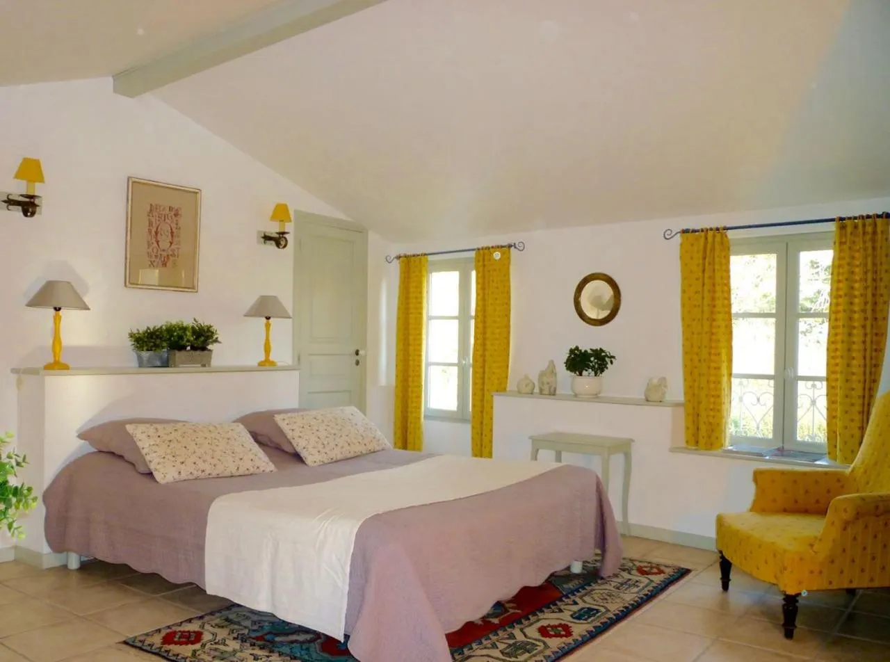 Photo of the whole room in La Rougeanne