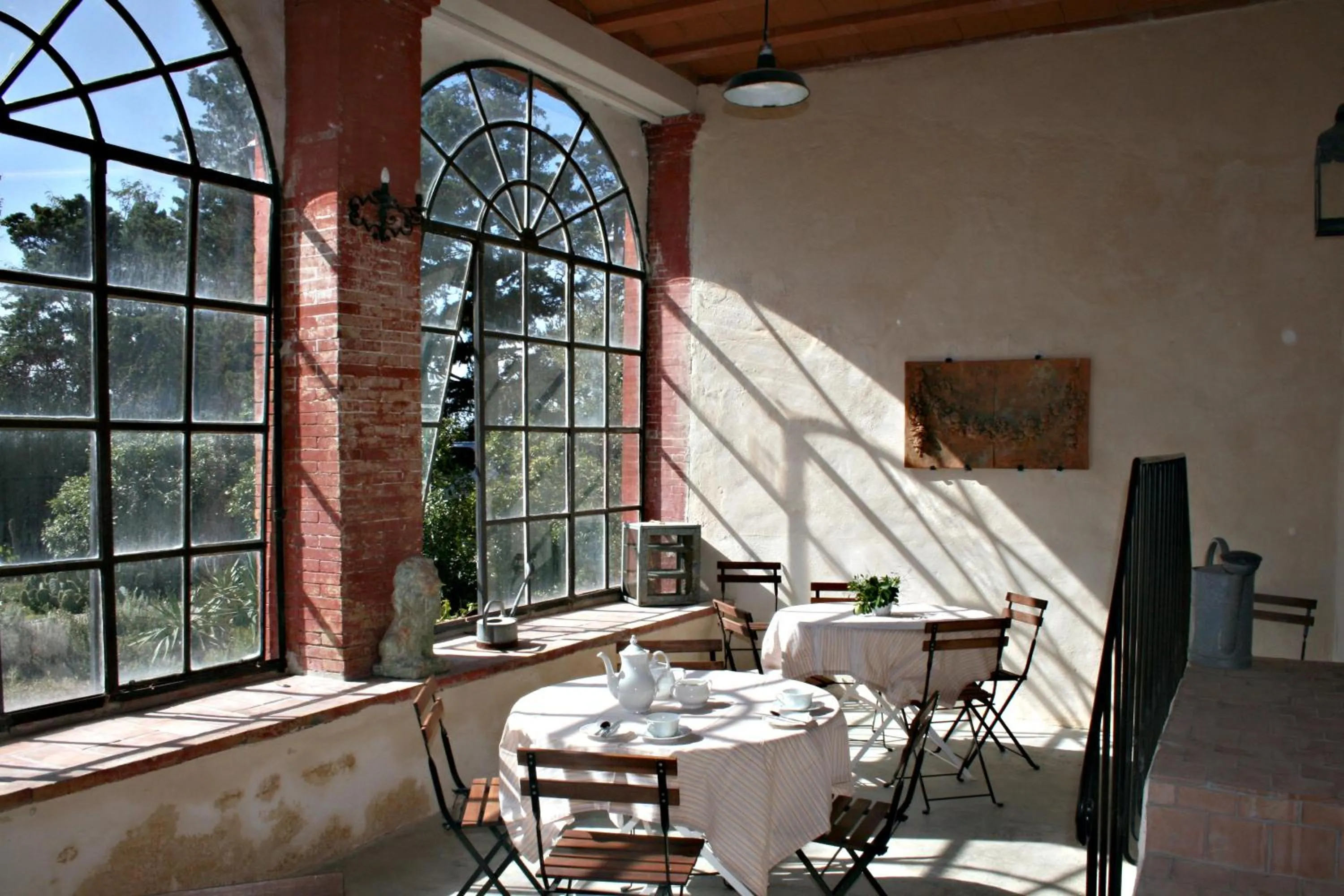 Dining area in La Rougeanne