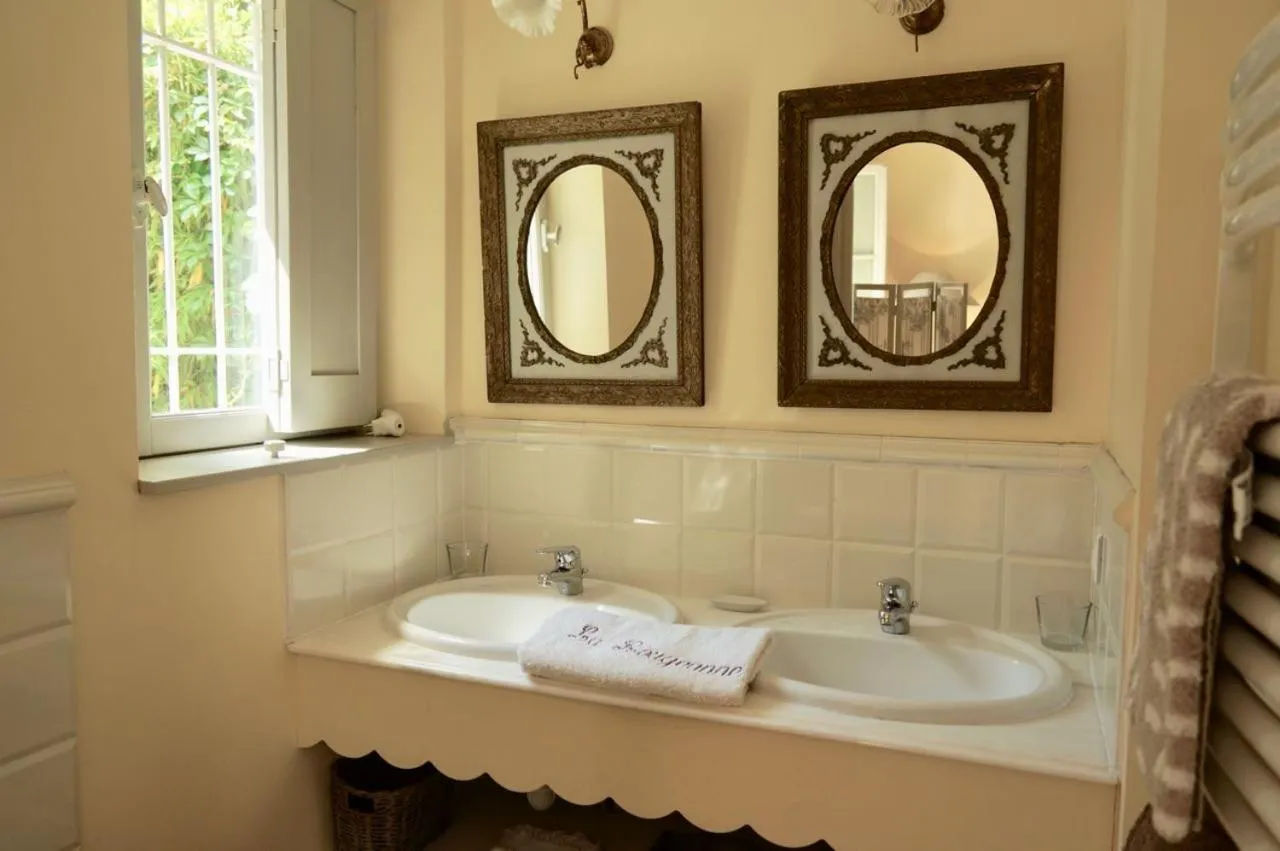 Bathroom in La Rougeanne