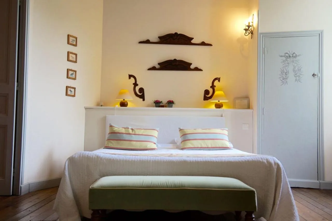 Photo of the whole room in La Rougeanne