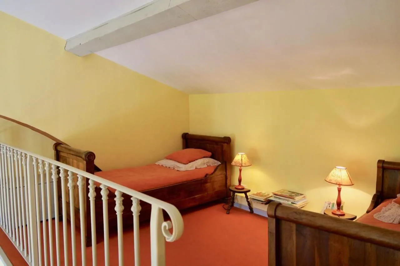 Photo of the whole room in La Rougeanne