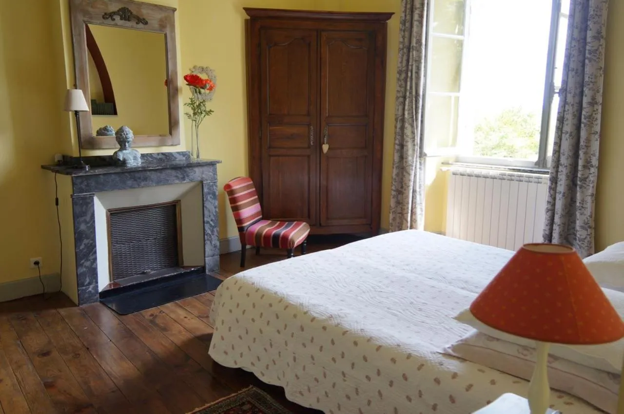 Photo of the whole room in La Rougeanne