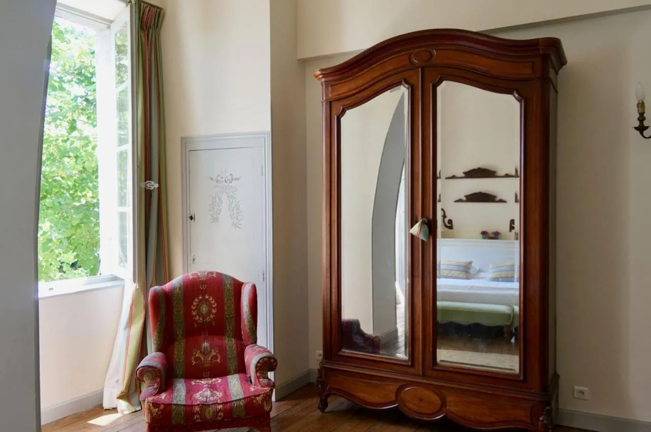 Decorative detail in La Rougeanne