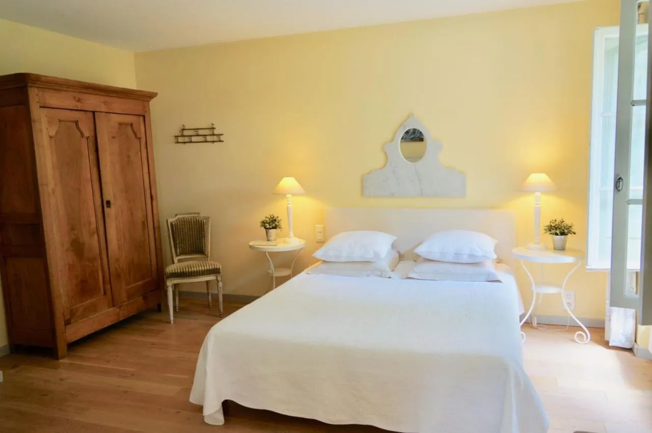 Photo of the whole room in La Rougeanne