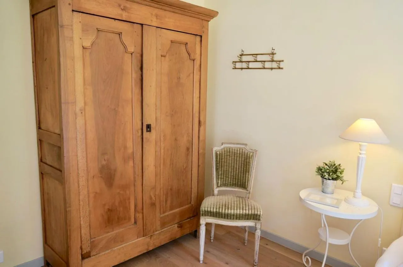 Decorative detail in La Rougeanne