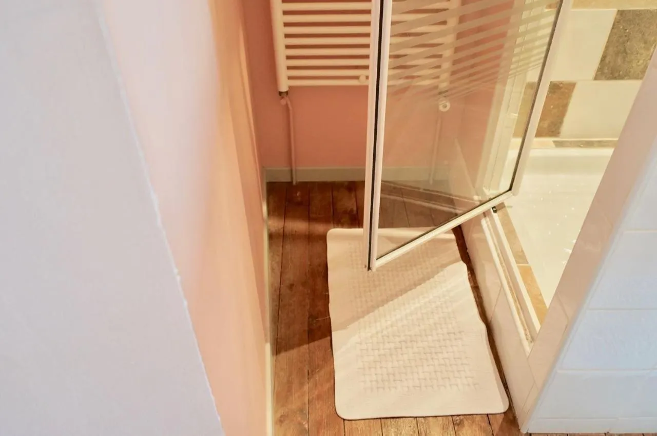 Bathroom in La Rougeanne