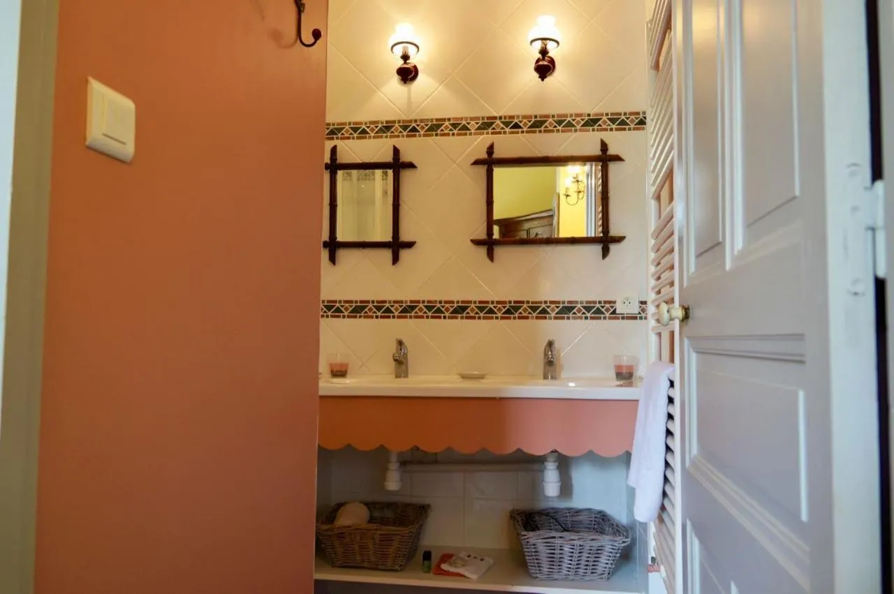 Bathroom in La Rougeanne