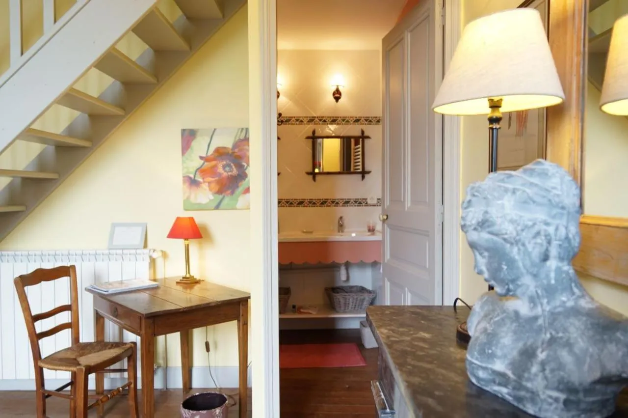 Photo of the whole room in La Rougeanne