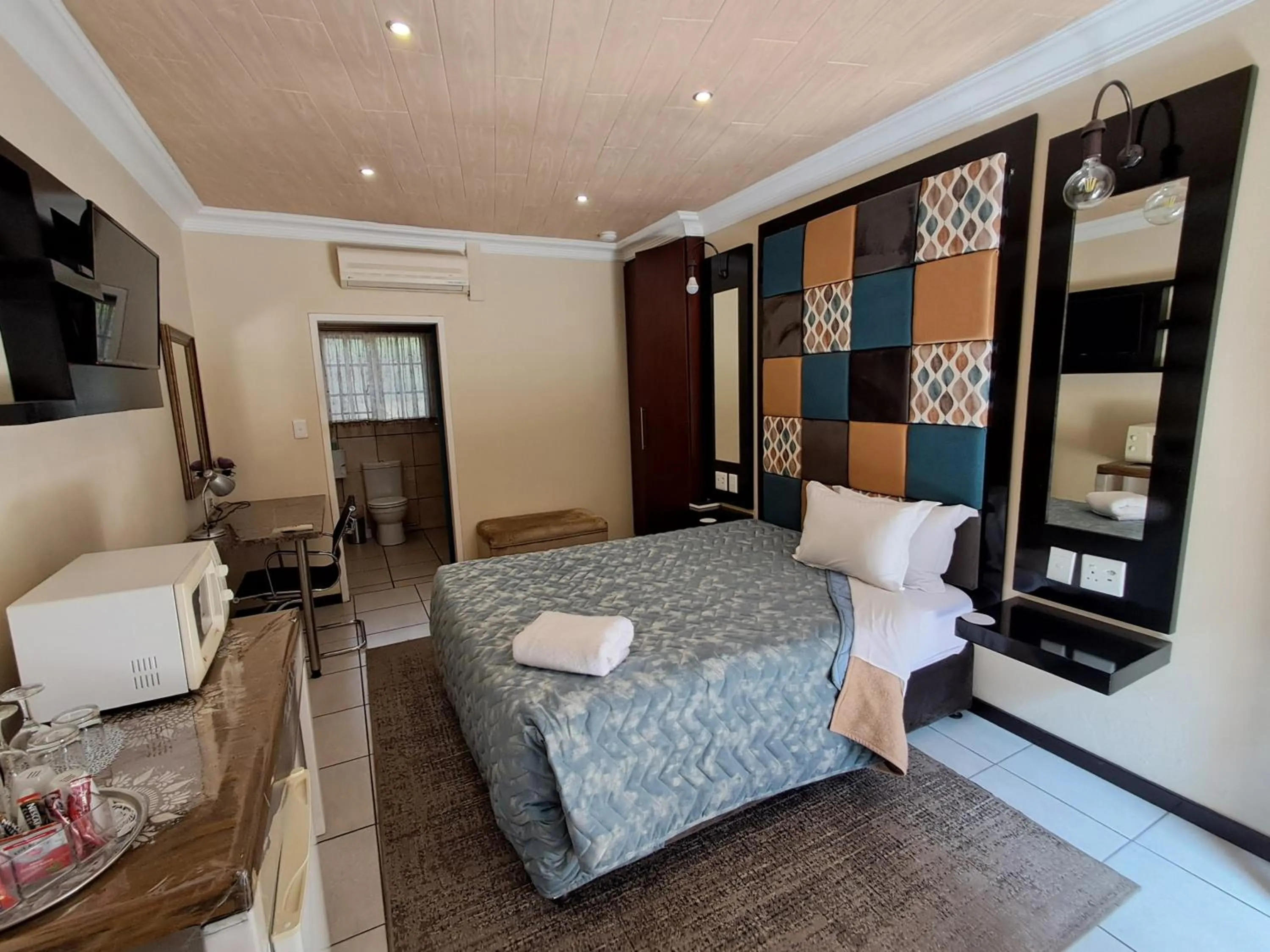 Photo of the whole room, Bed in Constantia Manor Guest House