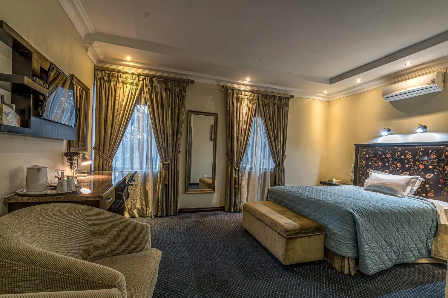 View (from property/room), Bed in Constantia Manor Guest House