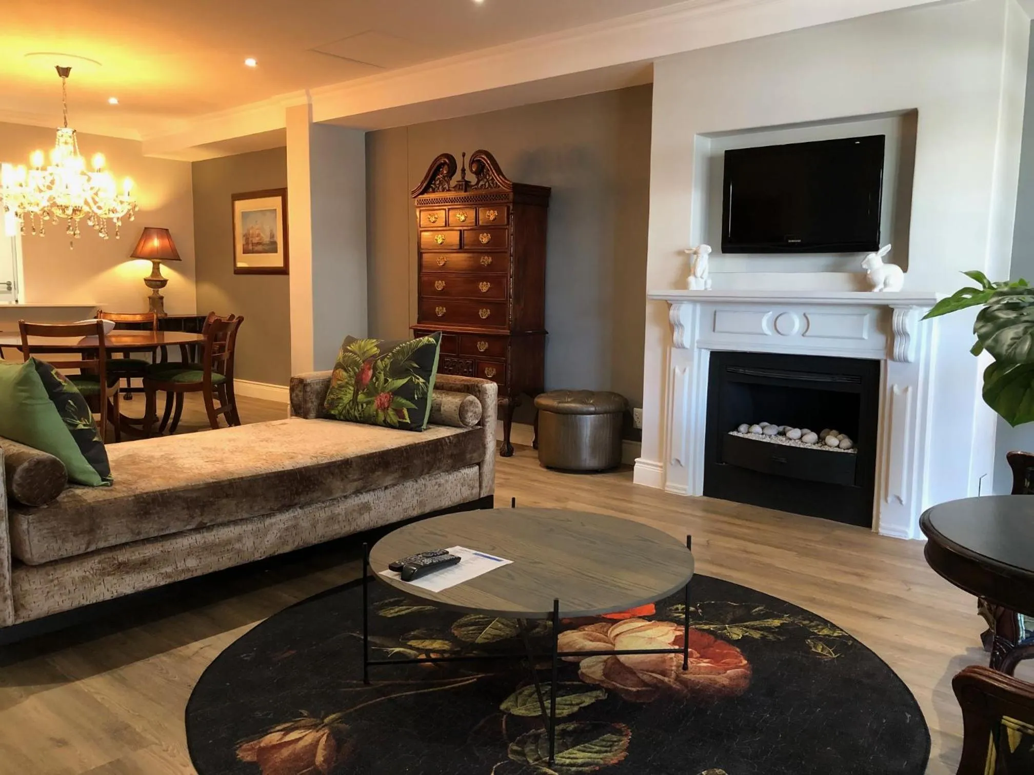 TV and multimedia in Romney Park Luxury Apartments by The Stay Collection