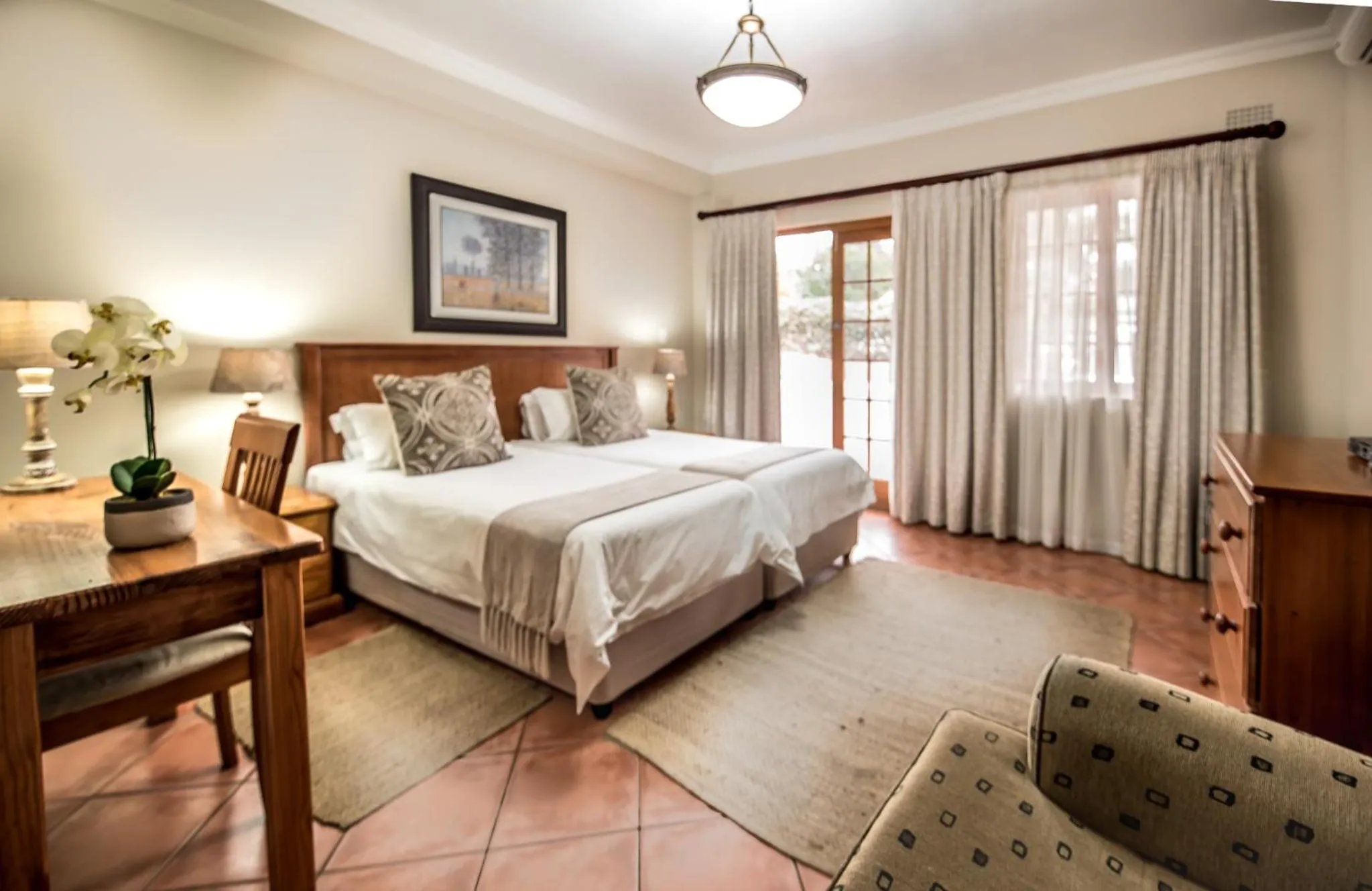 Photo of the whole room, Bed in Oak Tree Lodge