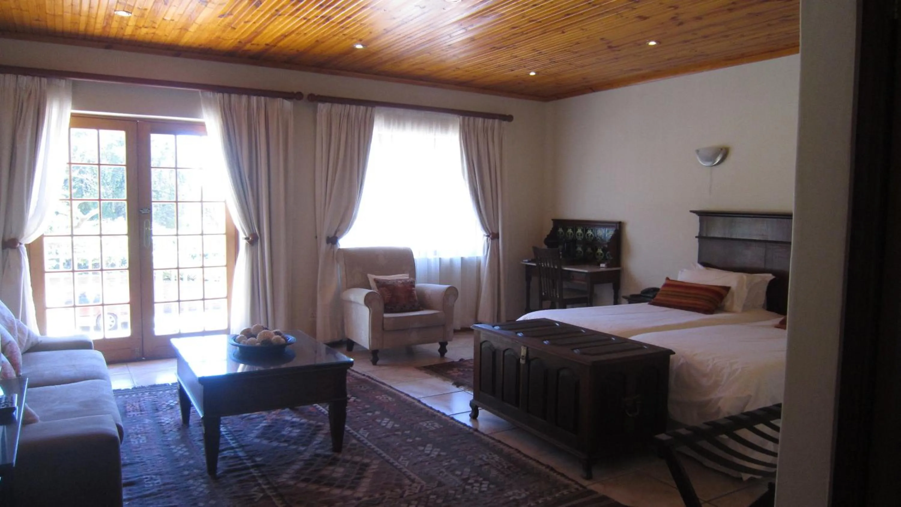 Coffee/tea facilities, Bed in Oak Tree Lodge