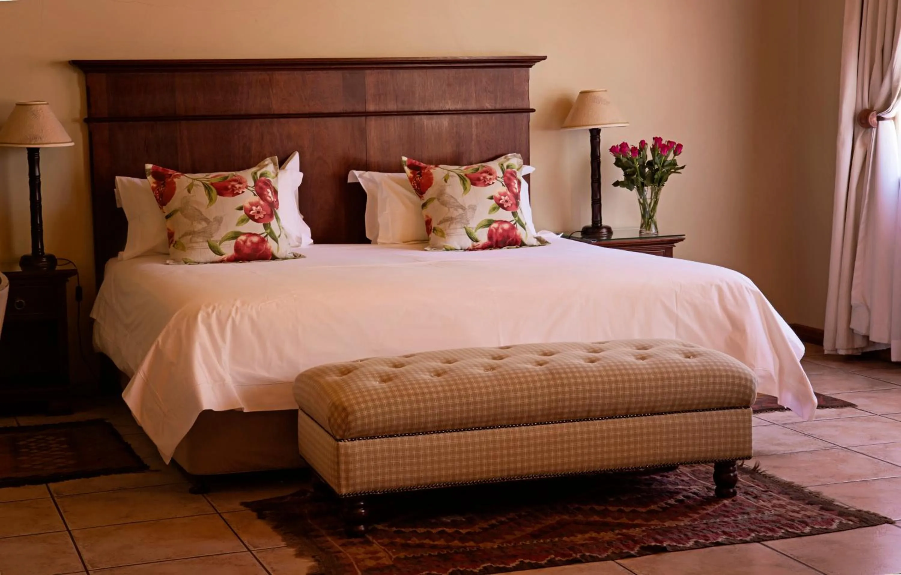 Bedroom, Bed in Oak Tree Lodge