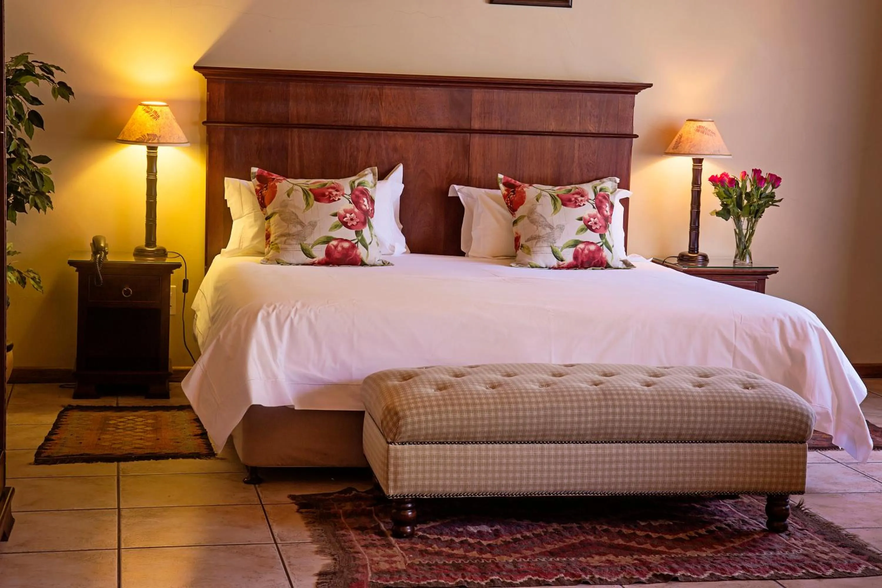 Bedroom, Bed in Oak Tree Lodge