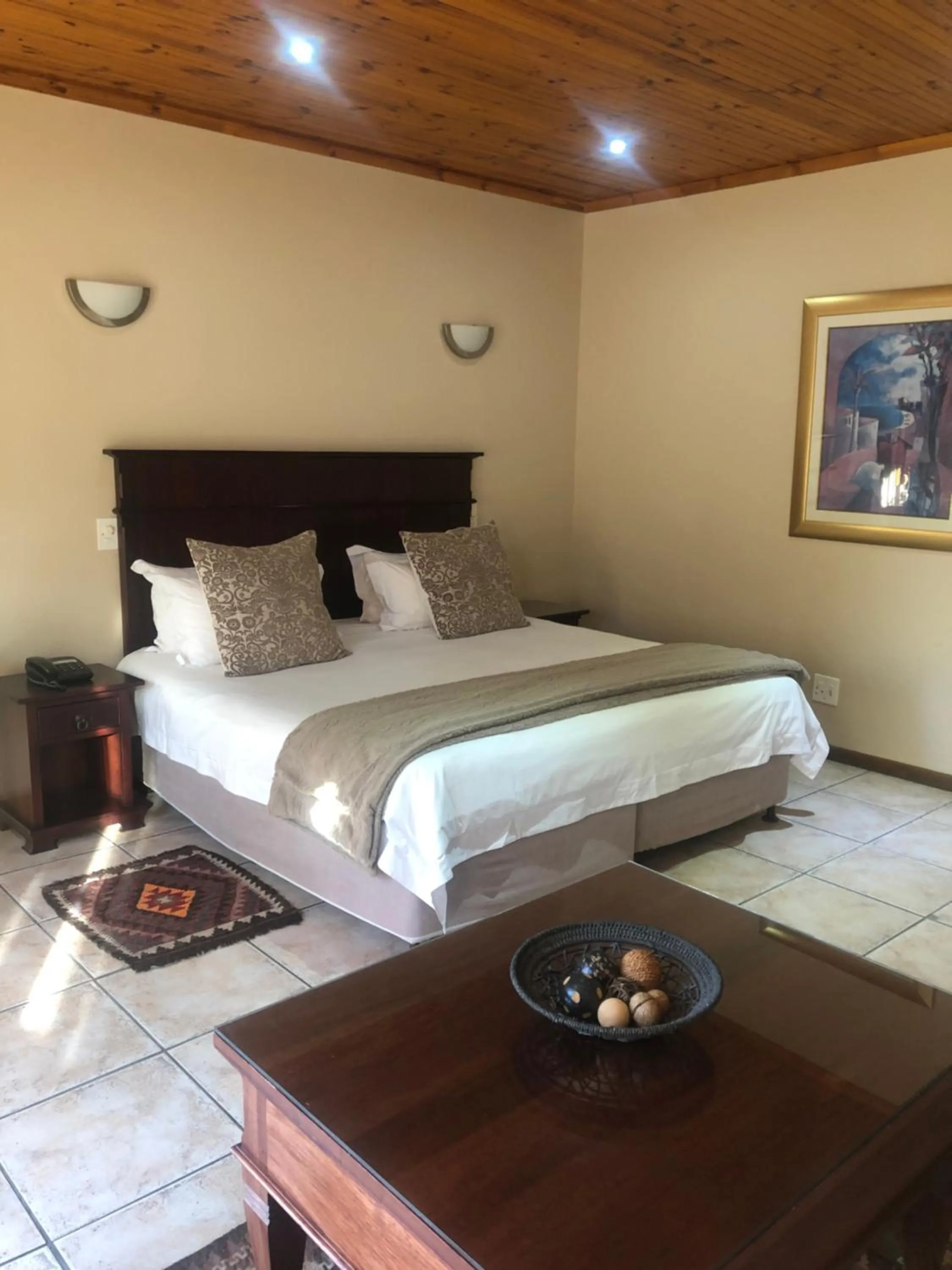 Bedroom, Bed in Oak Tree Lodge