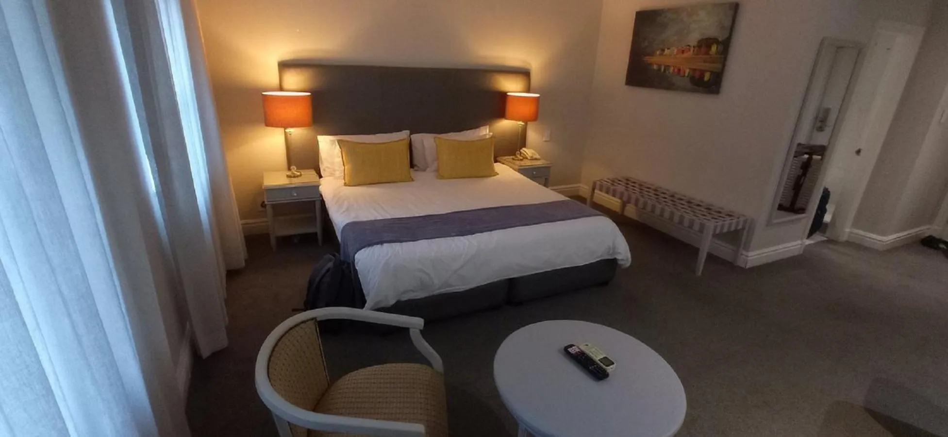 Bedroom, Bed in Hollow on the Square City Hotel