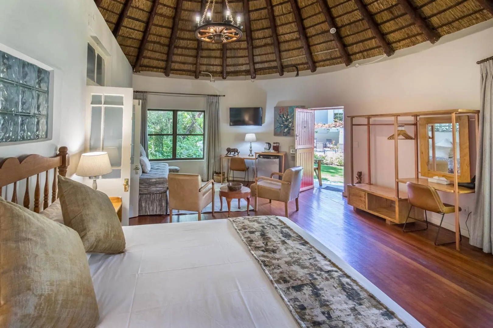 Bed in Montagu Country Hotel