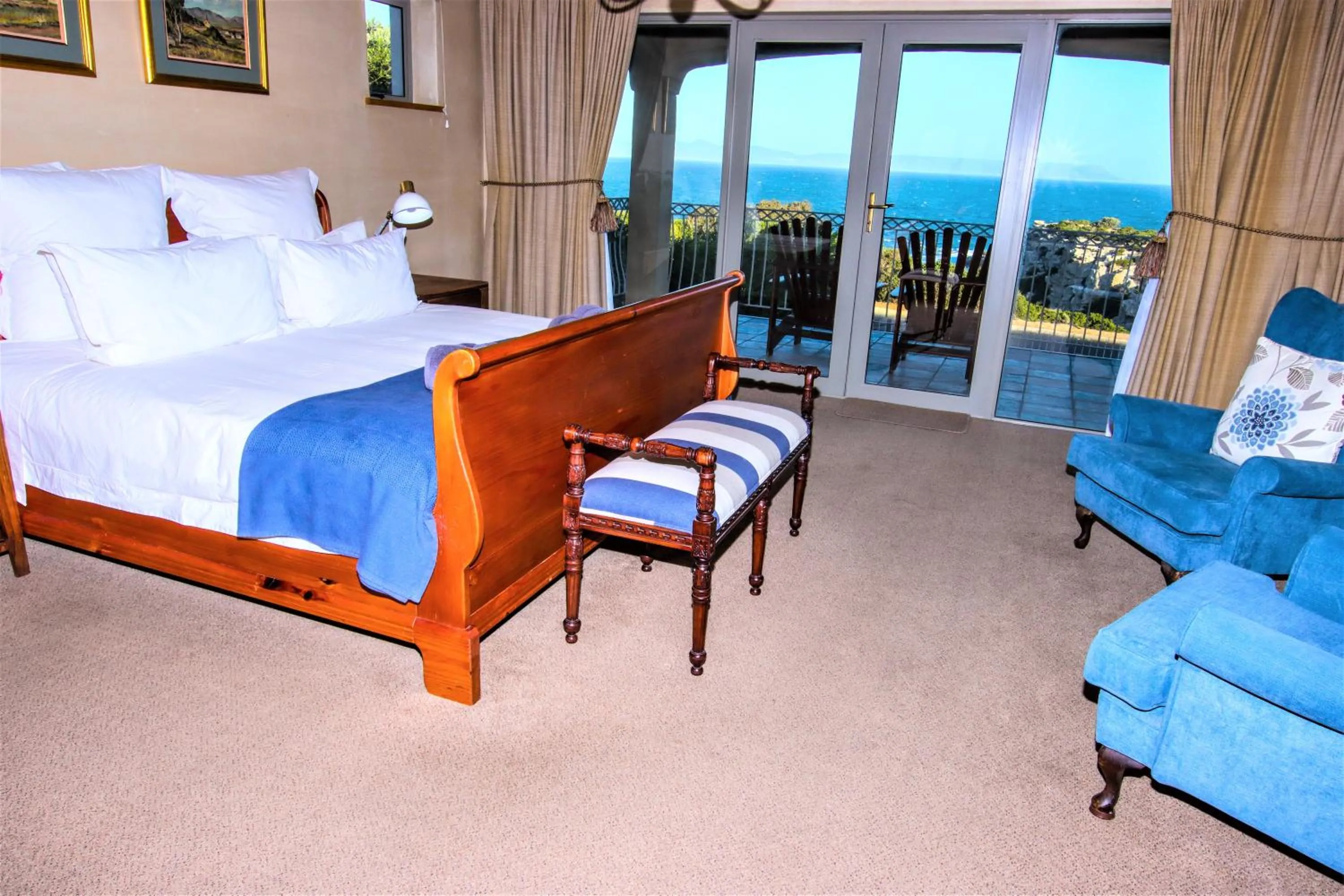 Bedroom, Bed in On The Cliff Guest House